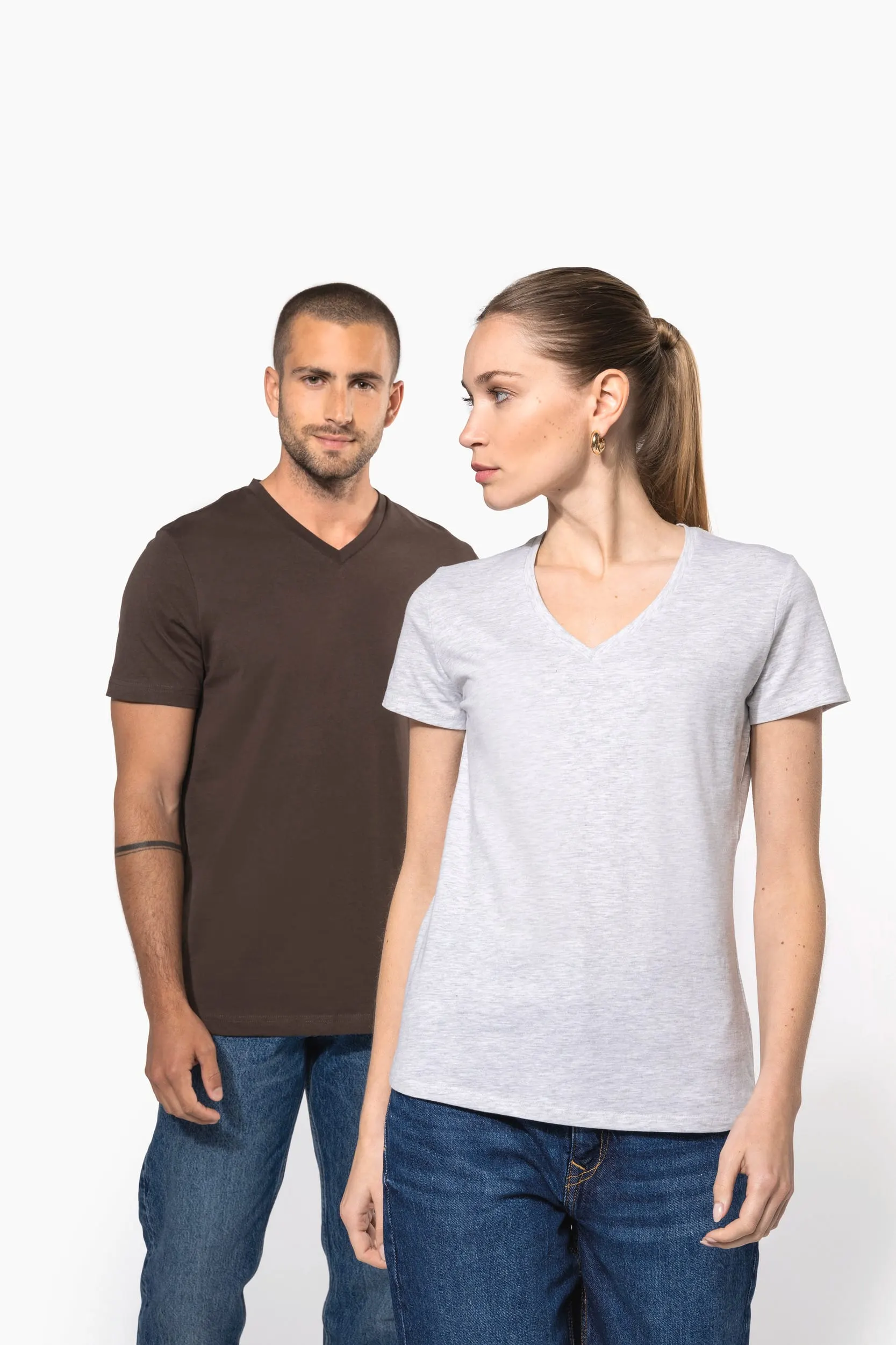 Camiseta de manga cota y cuello de pico mujer