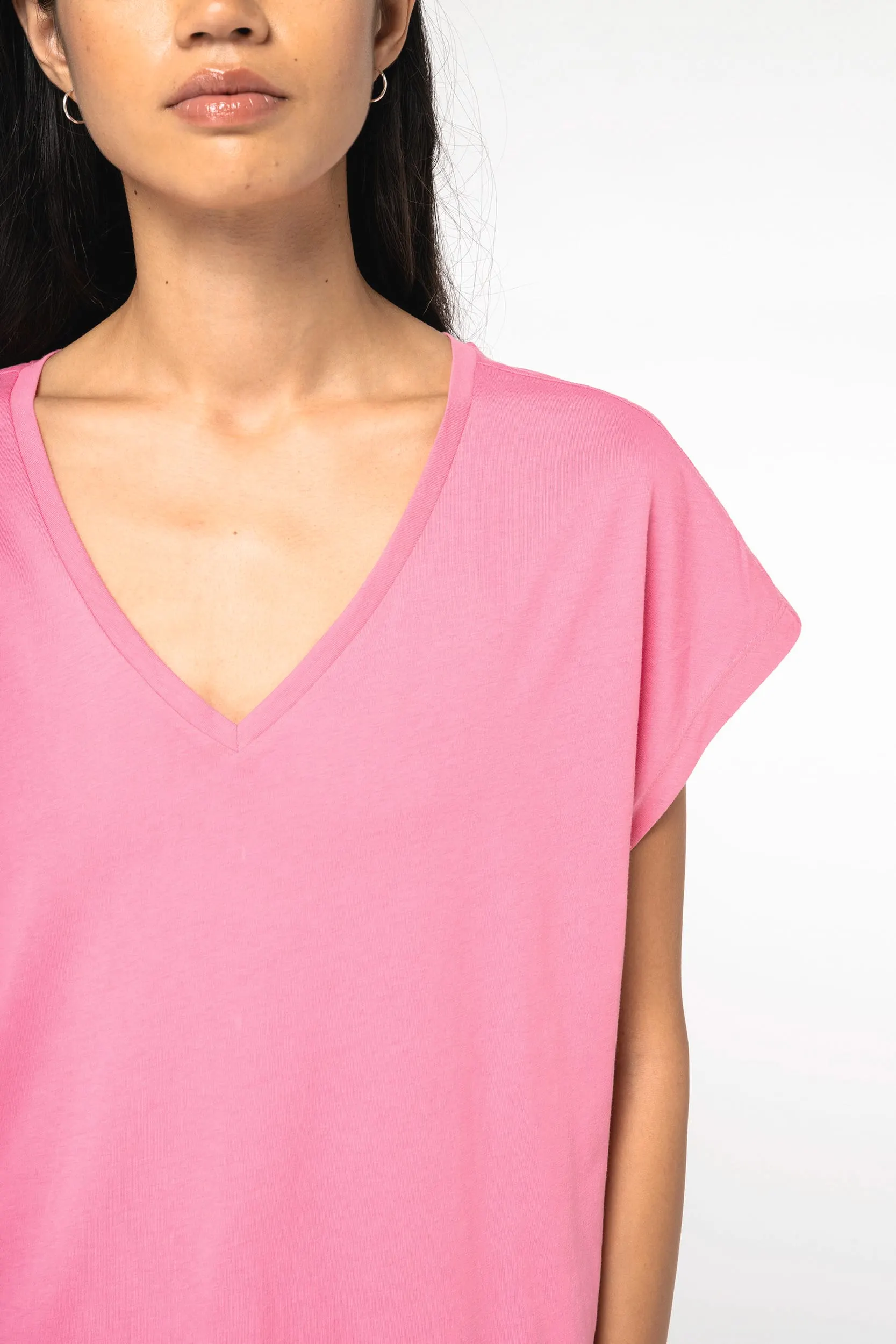 Camiseta ecorresponsable holgada con cuello de pico mujer