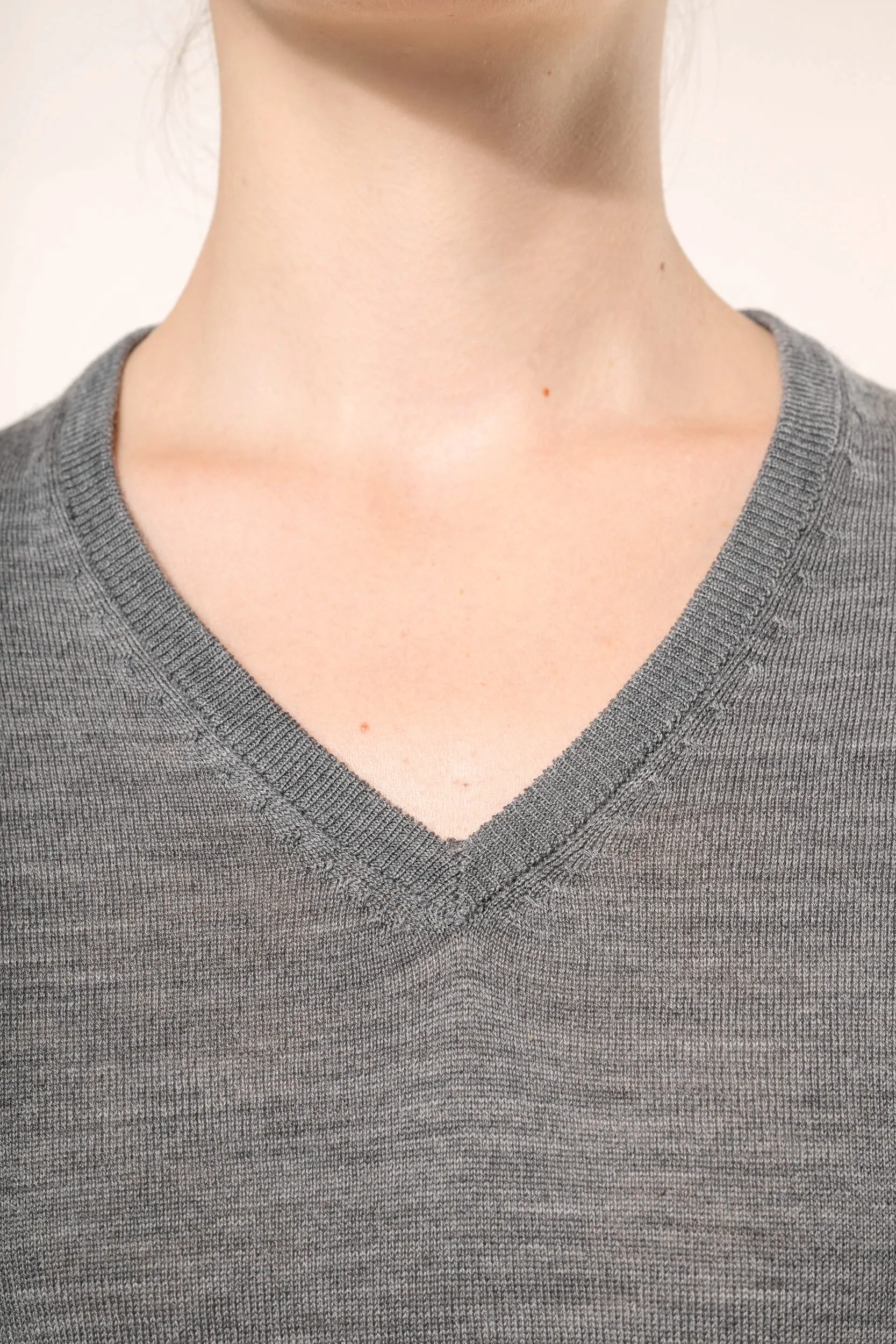 Jersey lana merina cuello de pico mujer