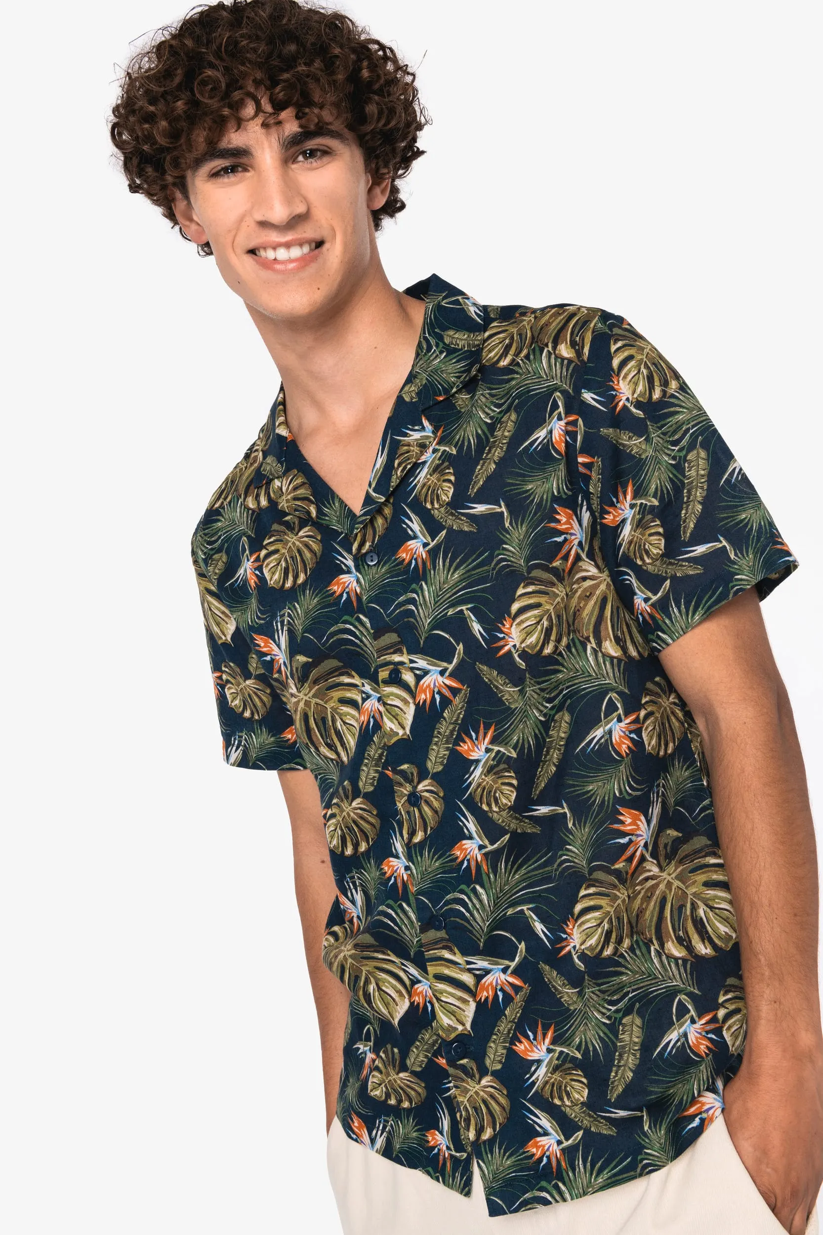 Camisa con estampado hawaiano hombre