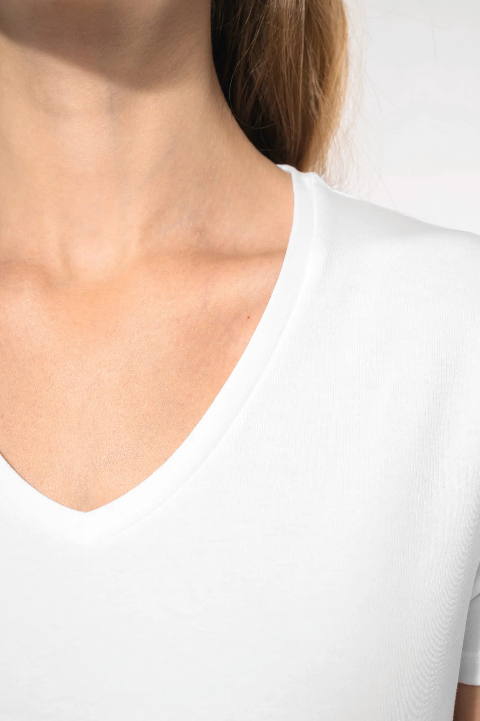 Camiseta con elastano cuello de pico mujer
