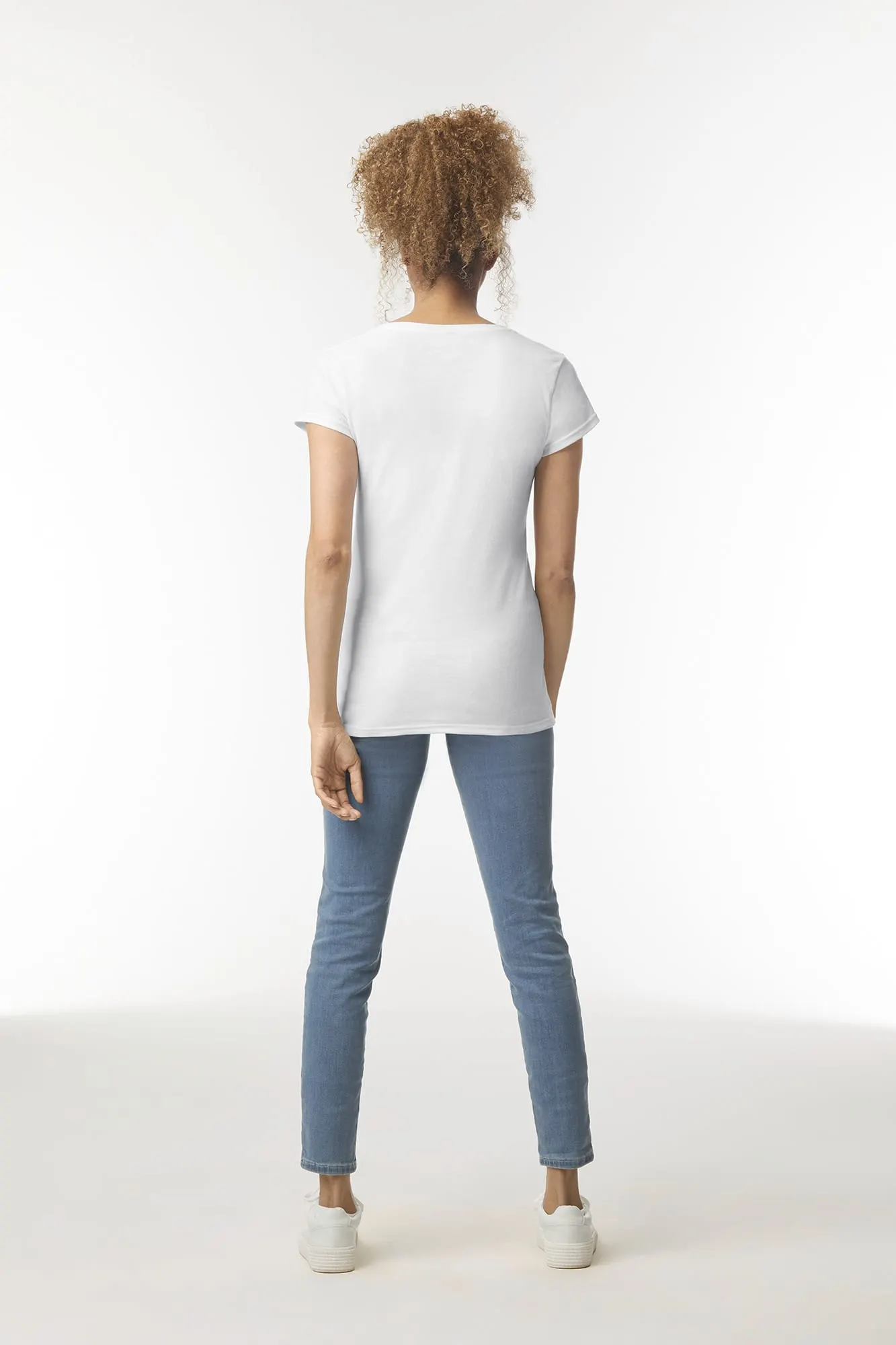 Camiseta SoftStyle cuello de pico mujer