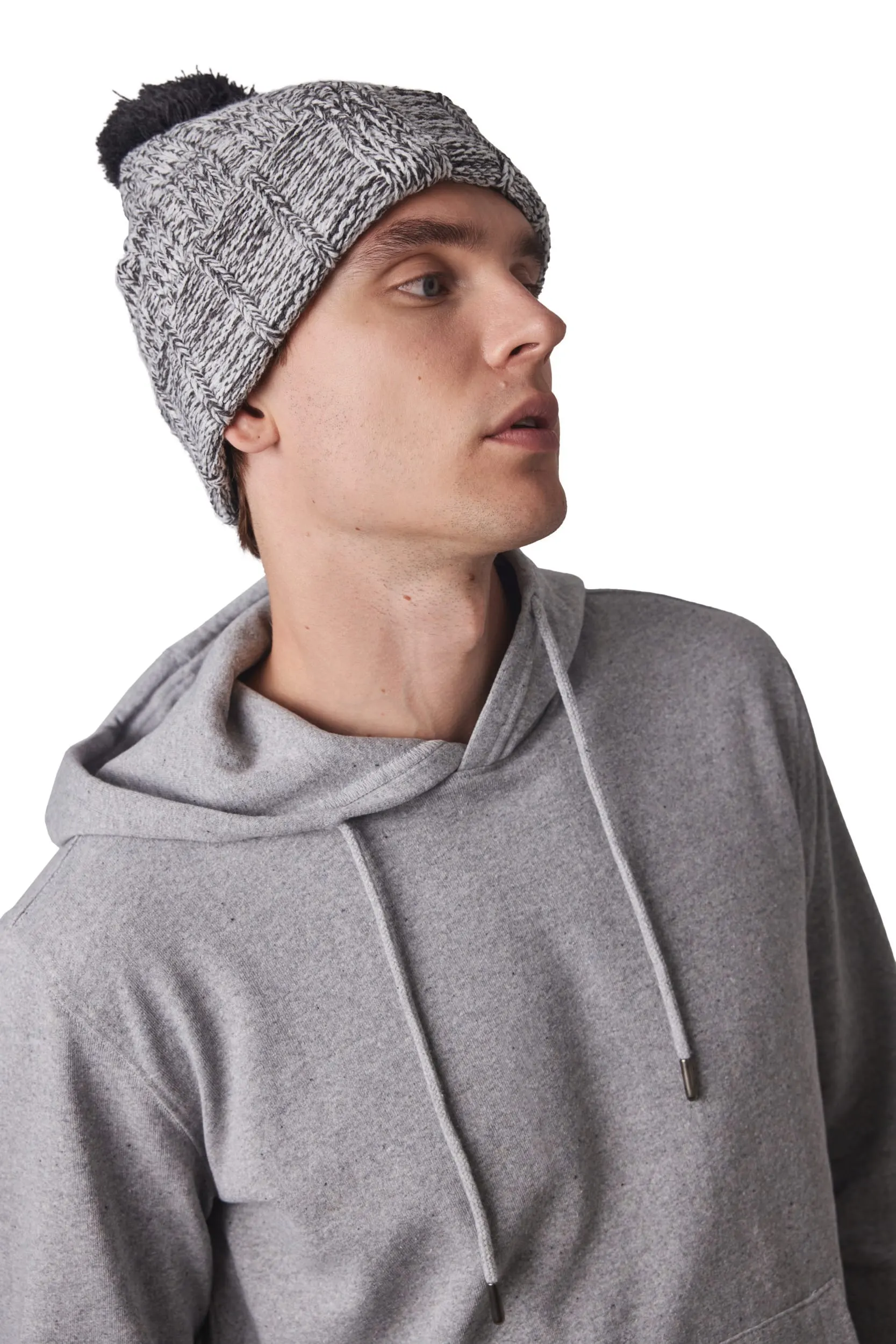 Gorro con pompón y dobladillo