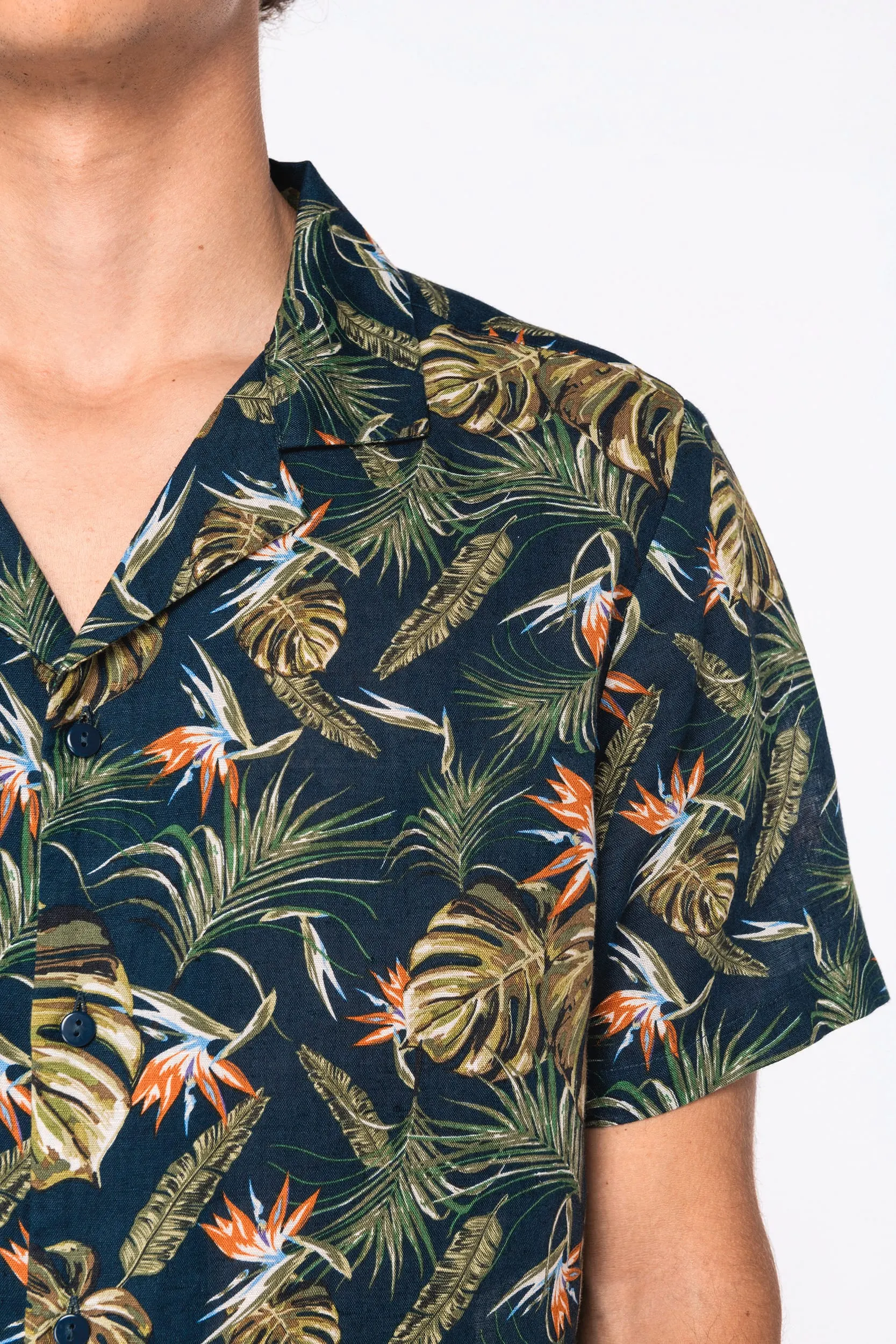 Camisa con estampado hawaiano hombre