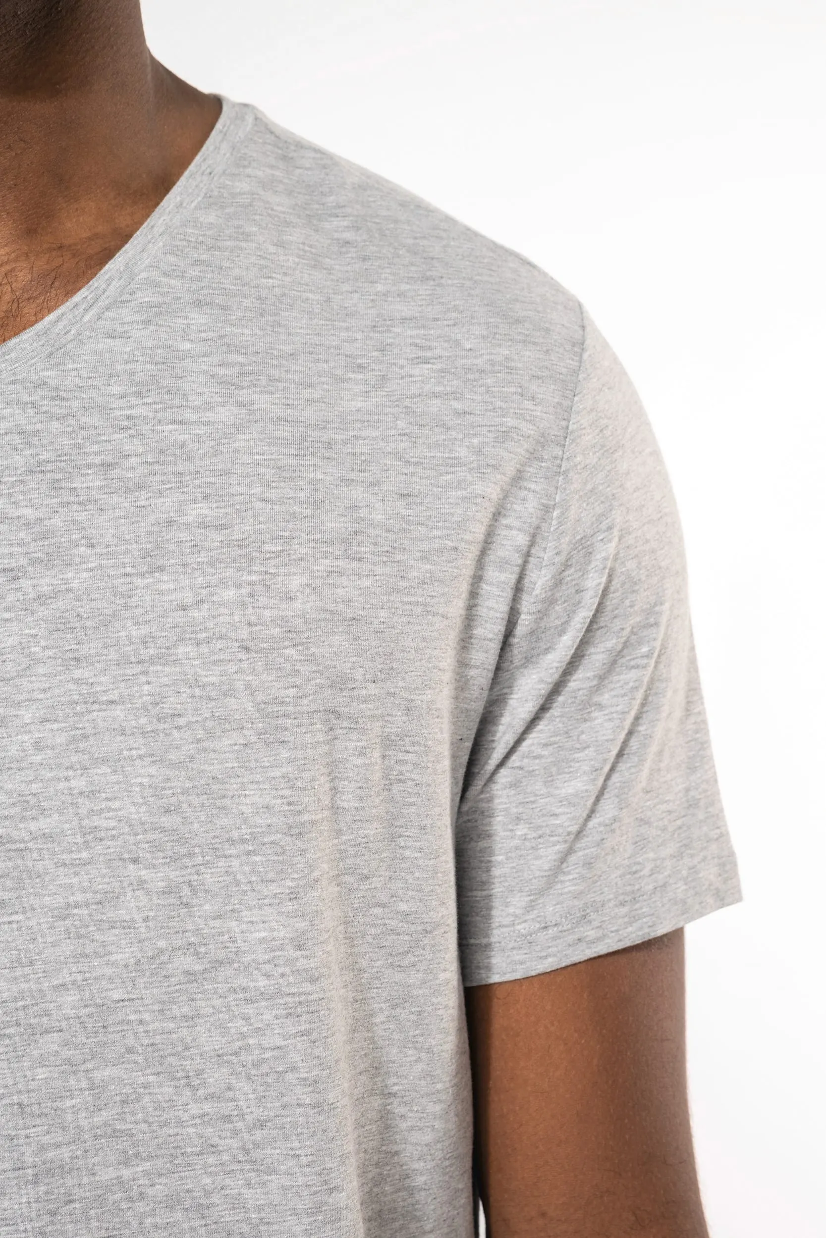Camiseta con elastano cuello de pico hombre