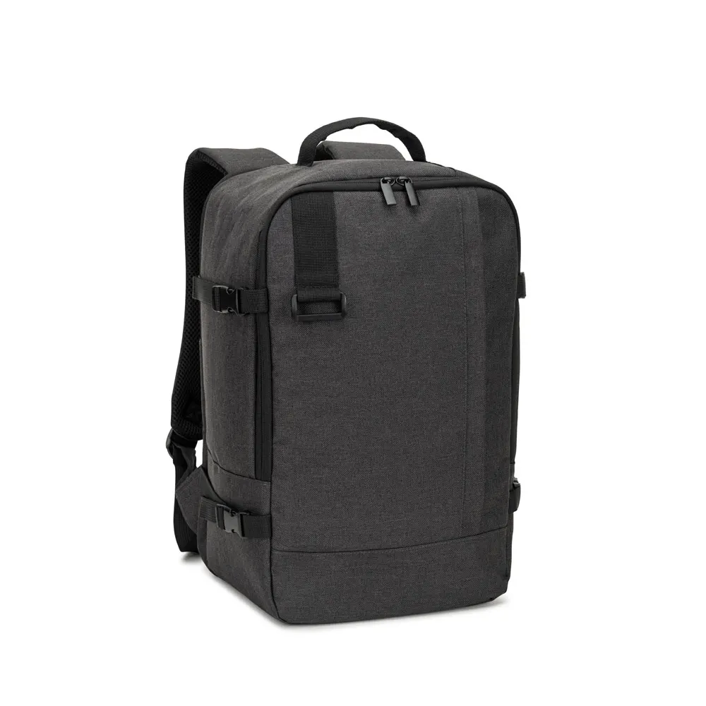 CIES. Mochila que cumple con las medidas exigidas por las compañías aéreas, fabricada en poliéster reciclado 600D de alta densidad