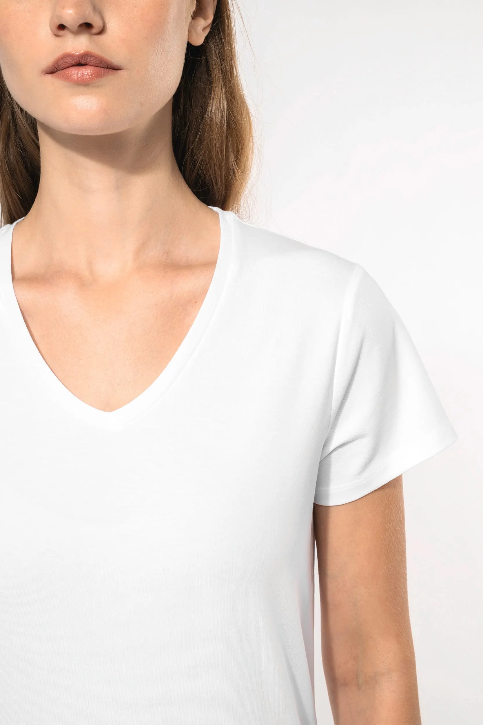 Camiseta con elastano cuello de pico mujer