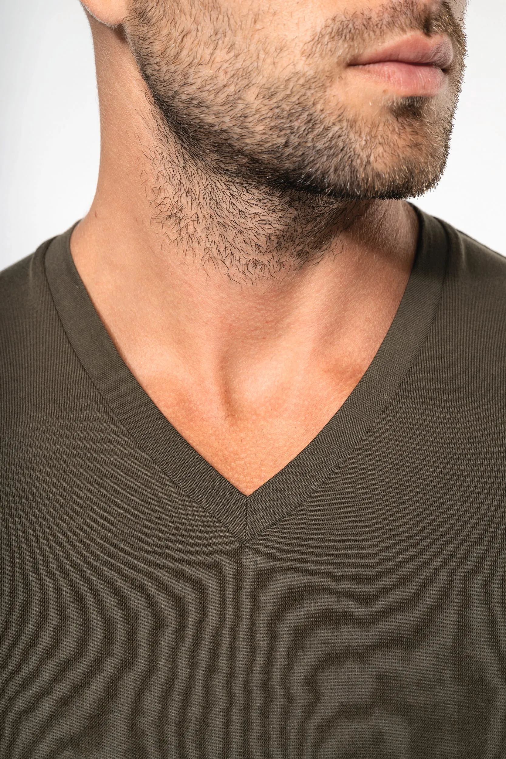 Camiseta manga larga y cuello de pico hombre