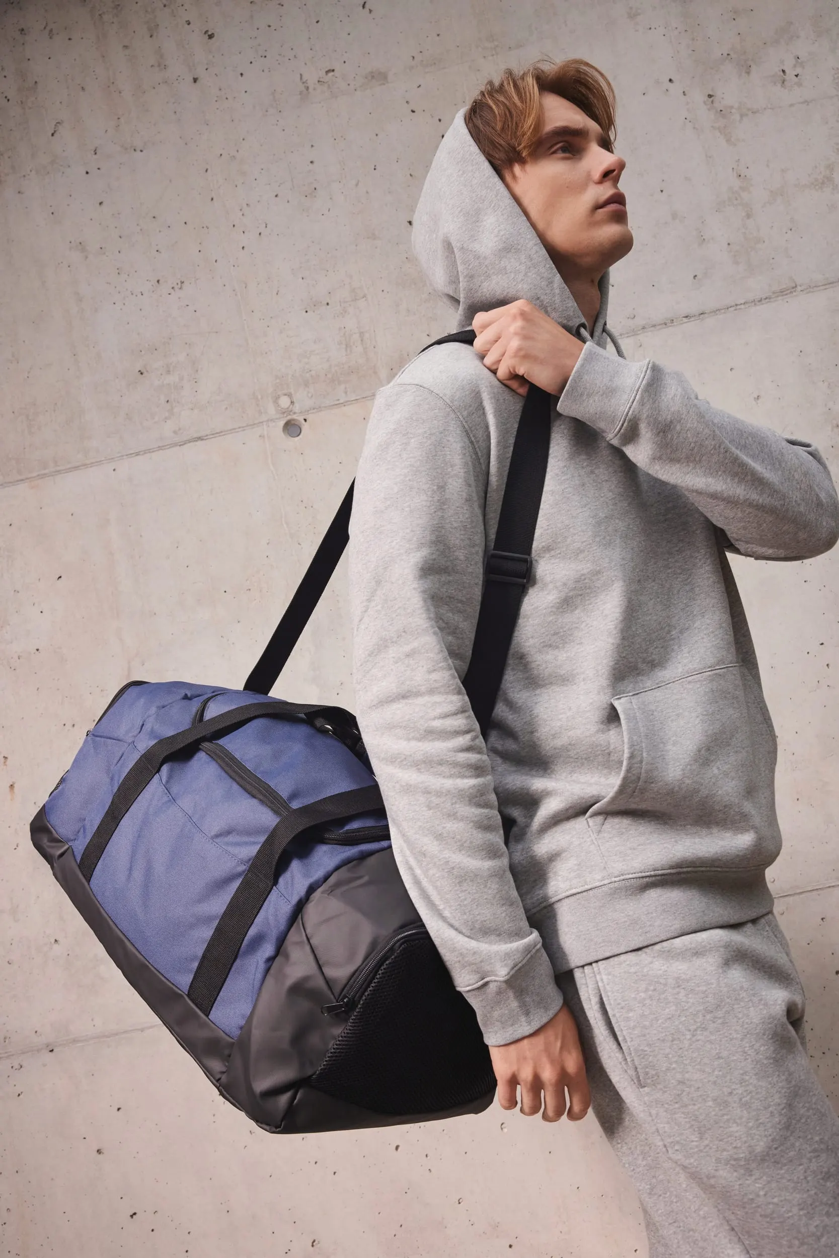 Bolsa de deporte en material reciclado con doble compartimento lateral