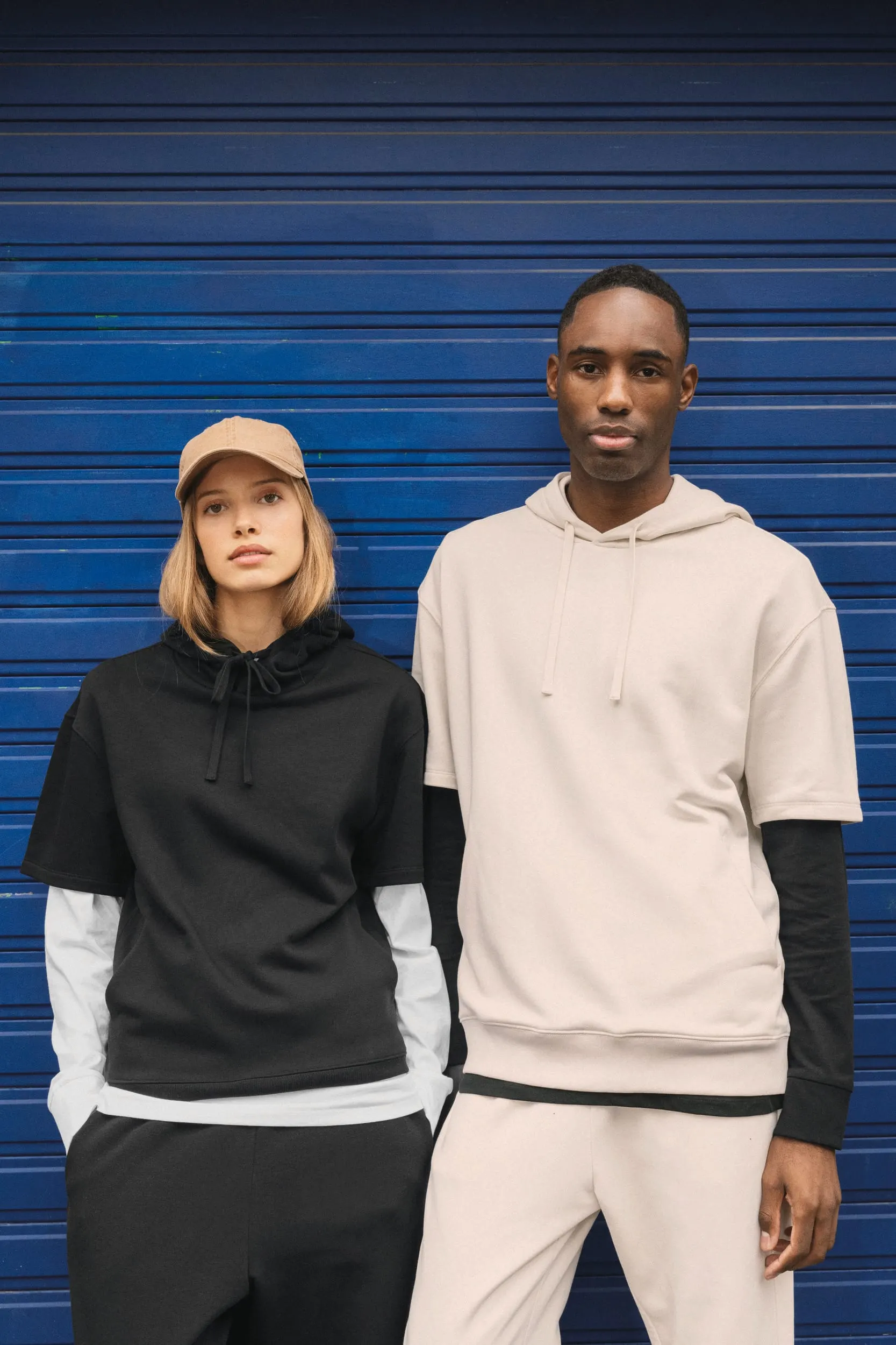 Sudadera ecorresponsable con capucha y hombros caídos de manga corta French Terry unisex