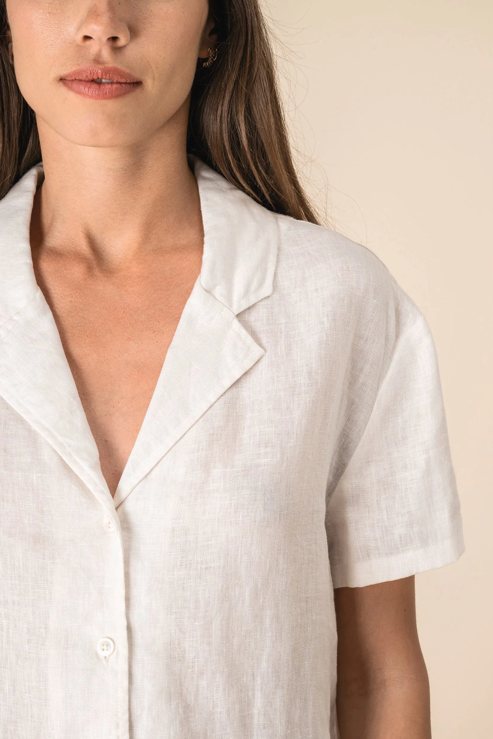 Camisa manga corta de lino y cuello bowling mujer