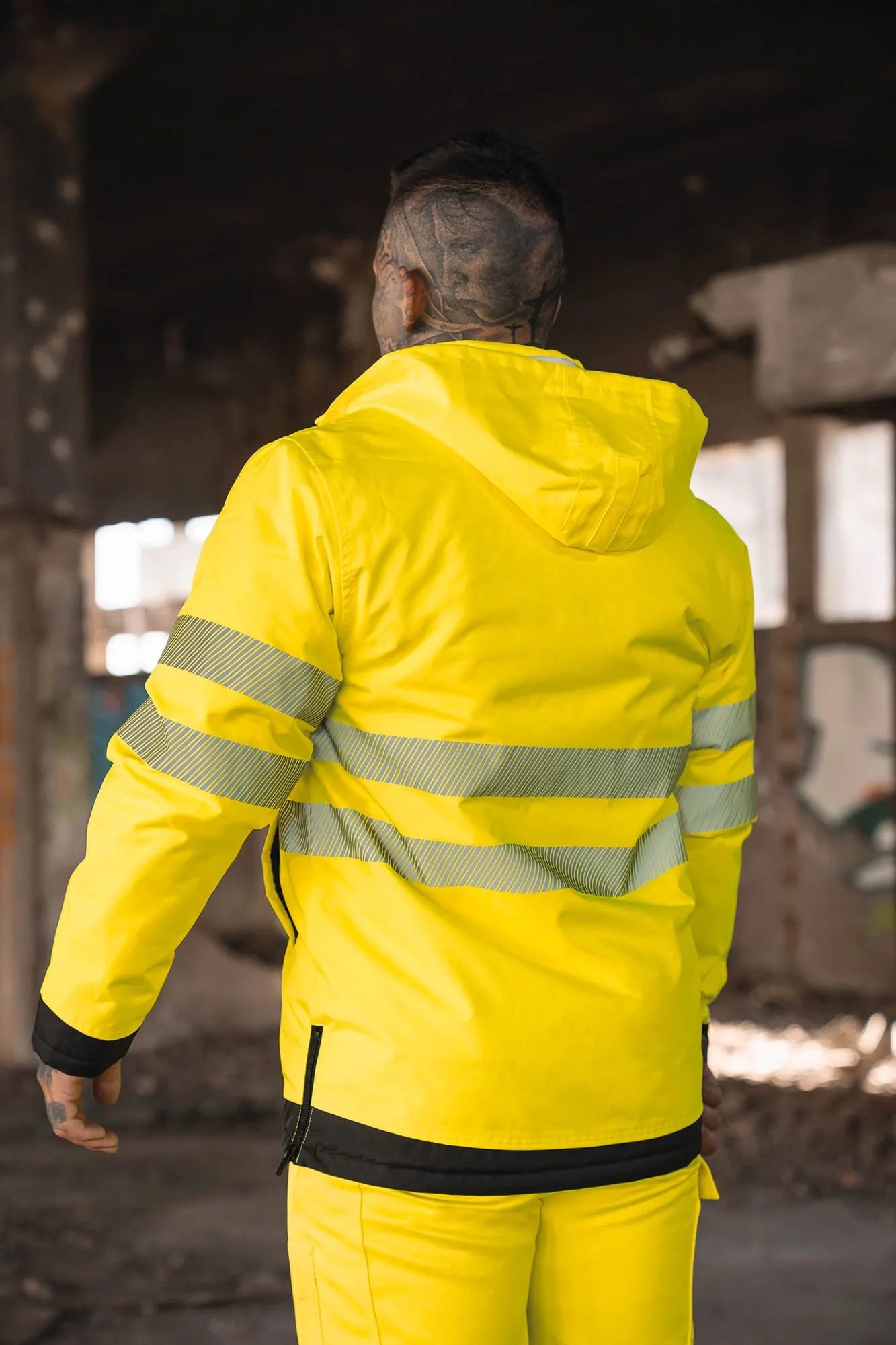 Parka de alta visibilidad con bolsillo. Pecho negro