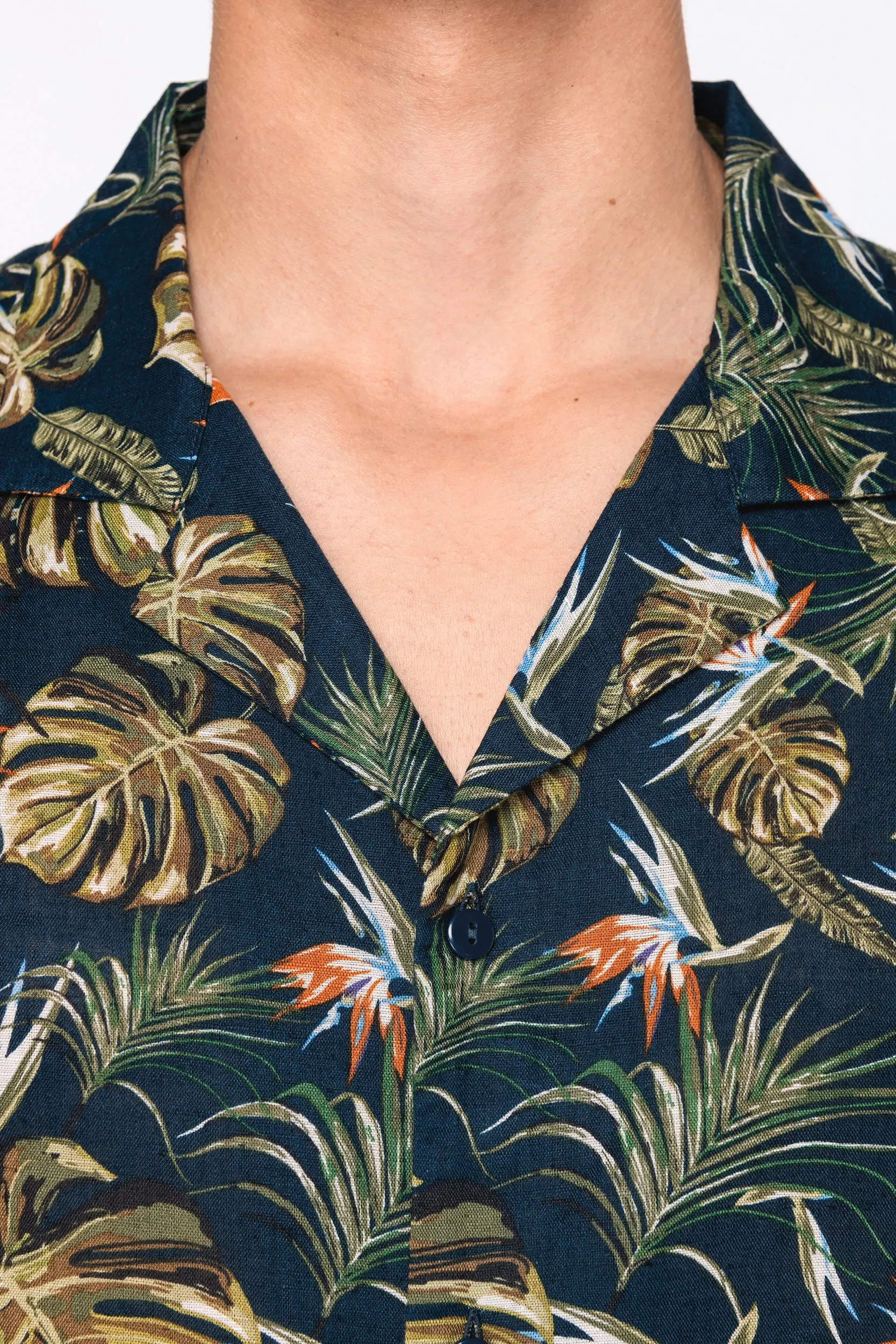 Camisa con estampado hawaiano hombre