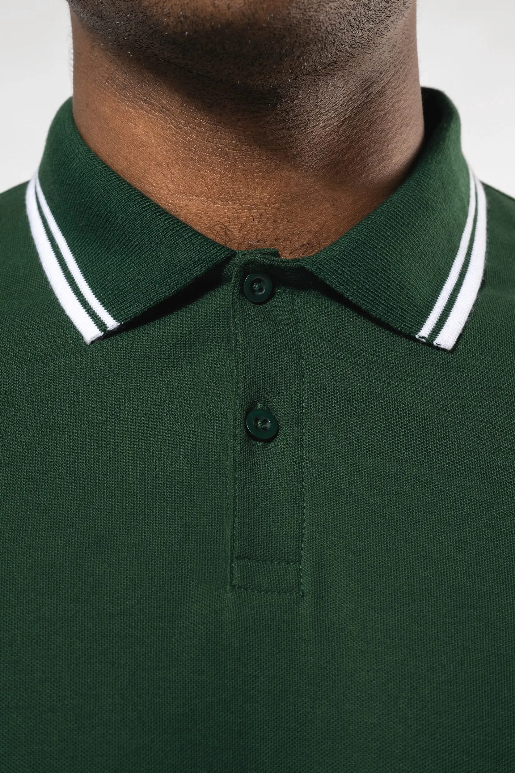 Polo manga corta con ribetes contrastados hombre