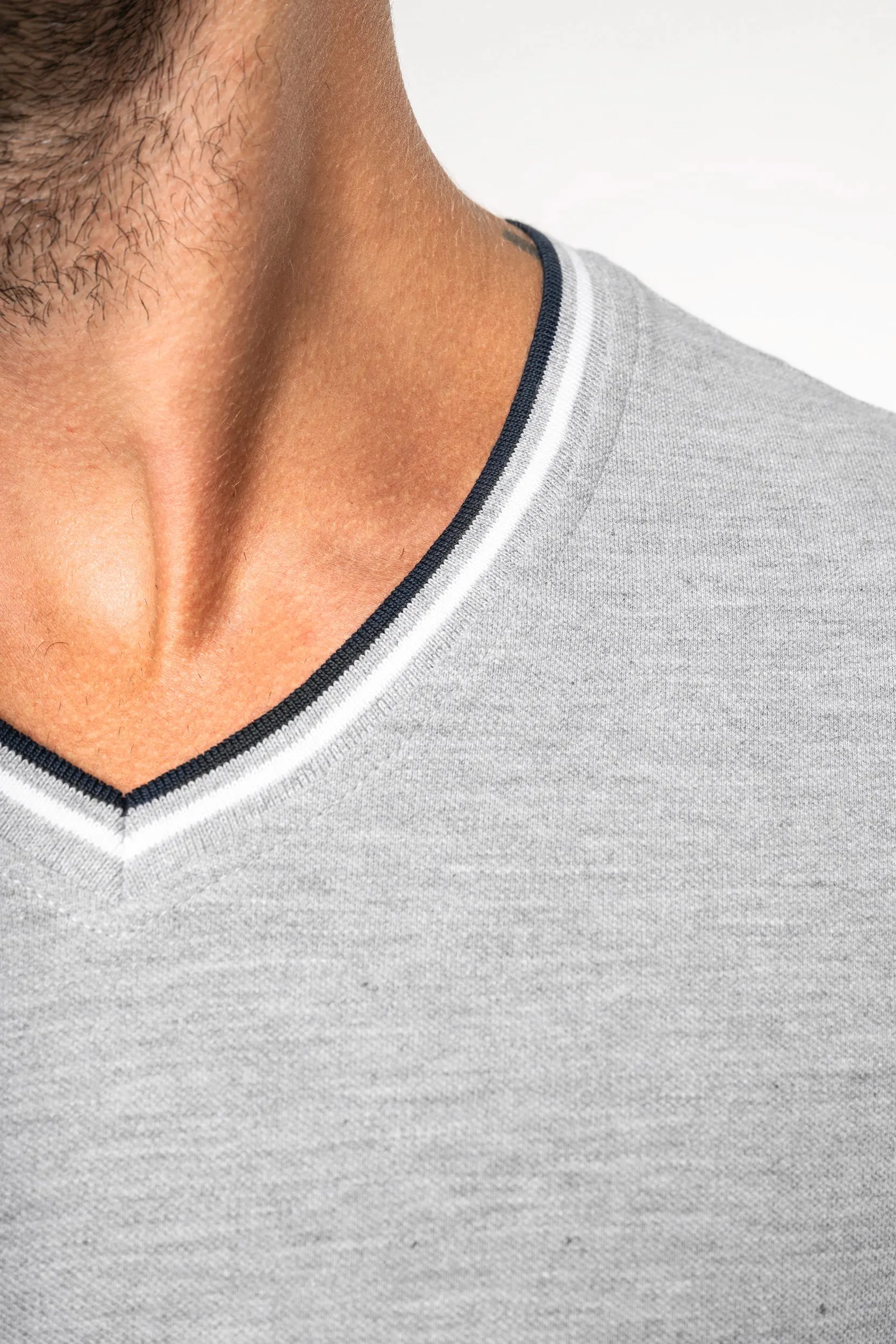Camiseta de punto piqué con cuello de pico de hombre