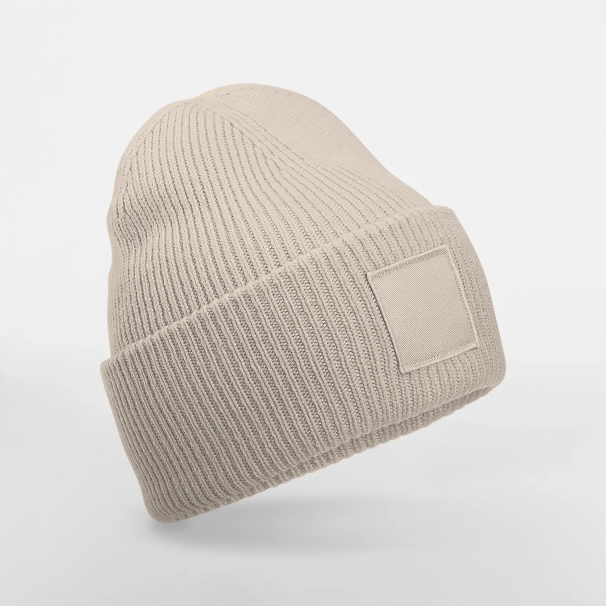 Gorro con dobladillo ancho y parche a tono