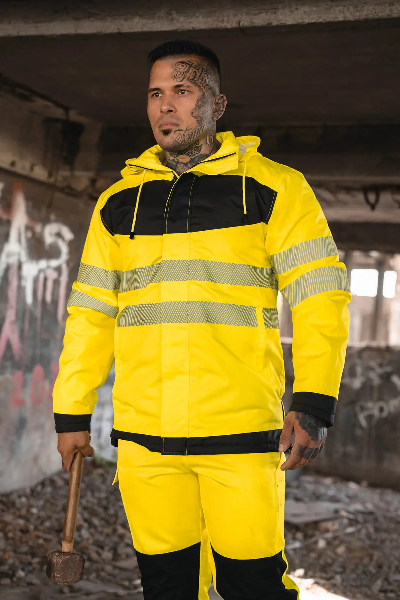 Parka de alta visibilidad con bolsillo. Pecho negro