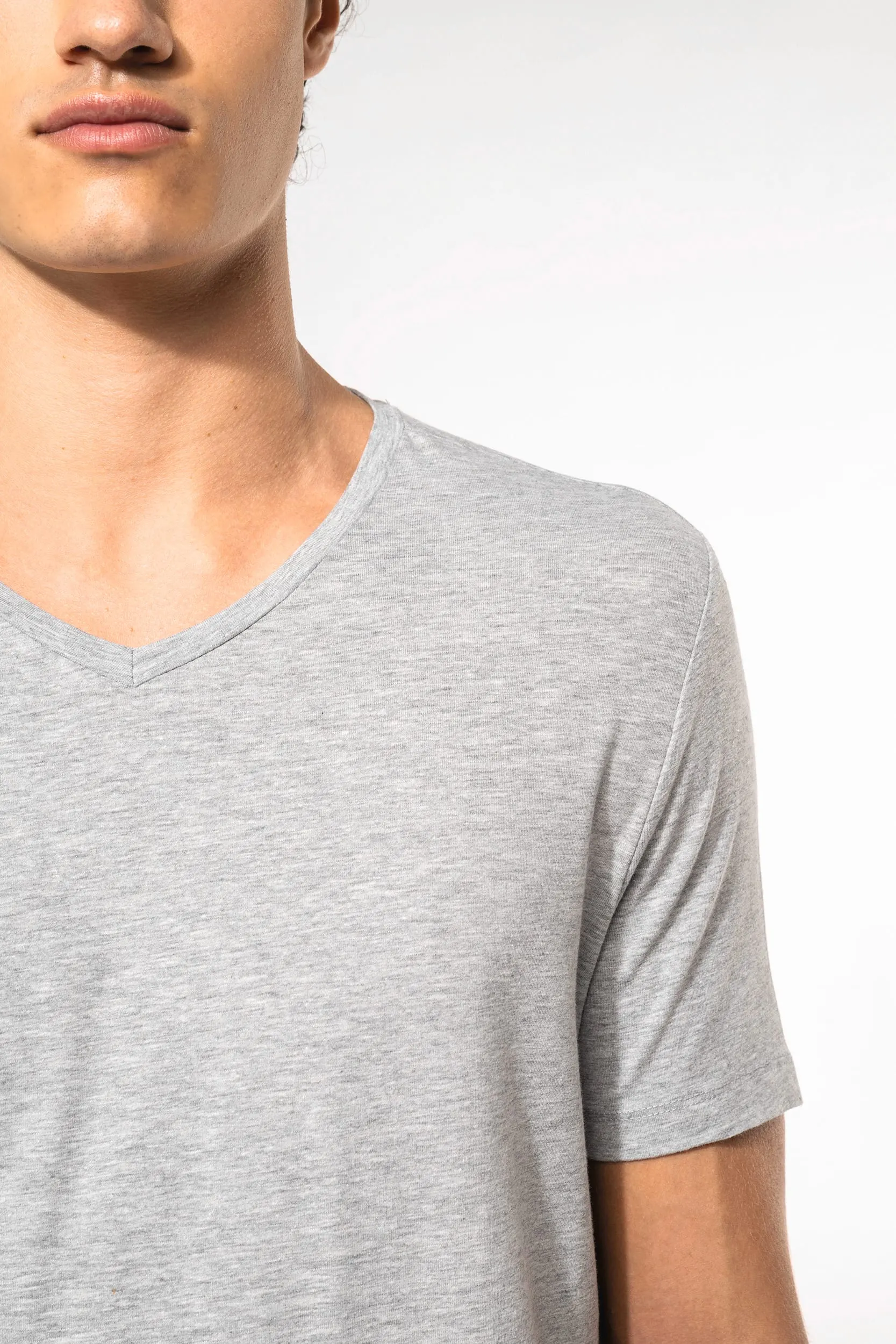 Camiseta con elastano cuello de pico hombre