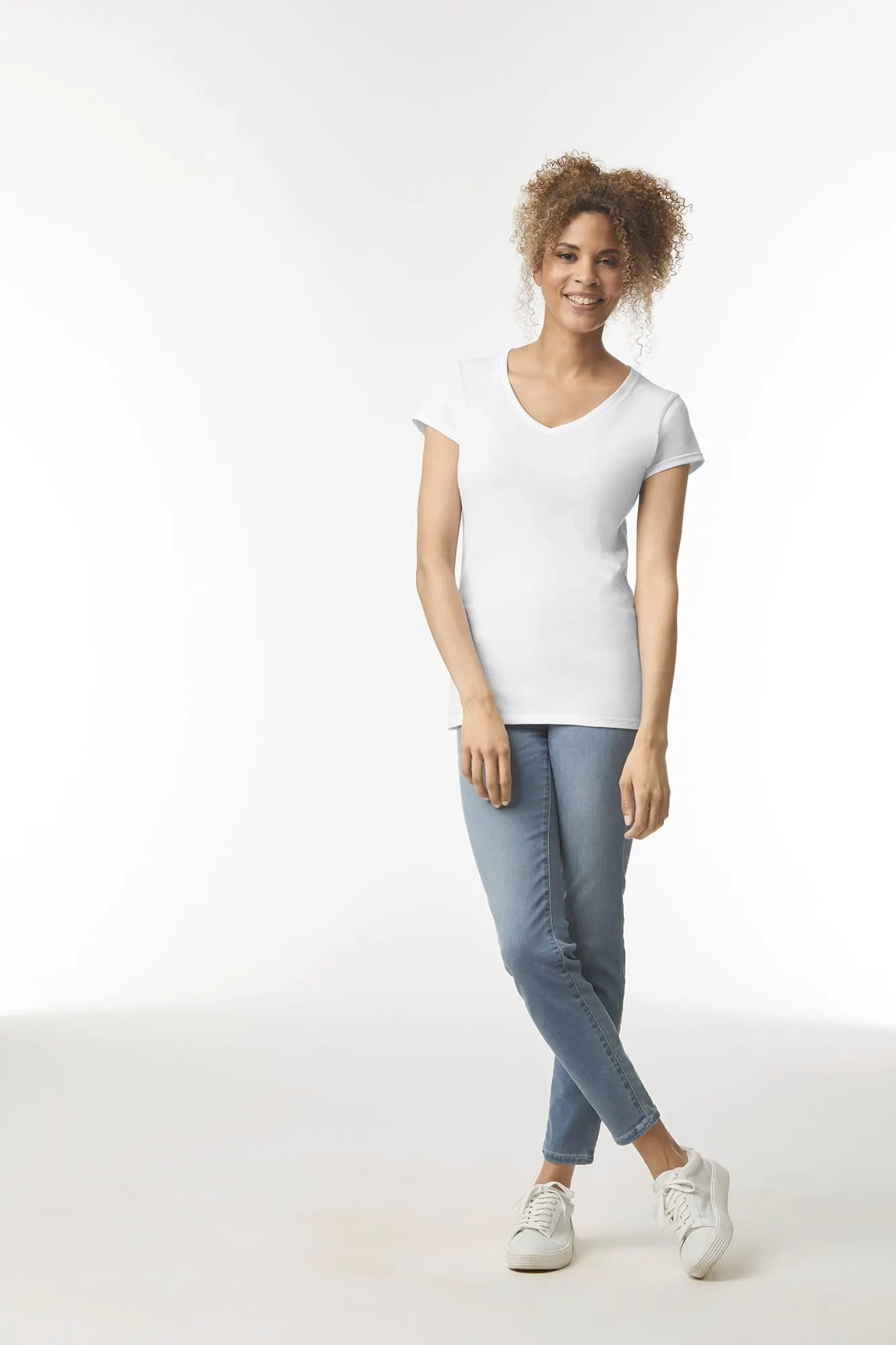 Camiseta SoftStyle cuello de pico mujer
