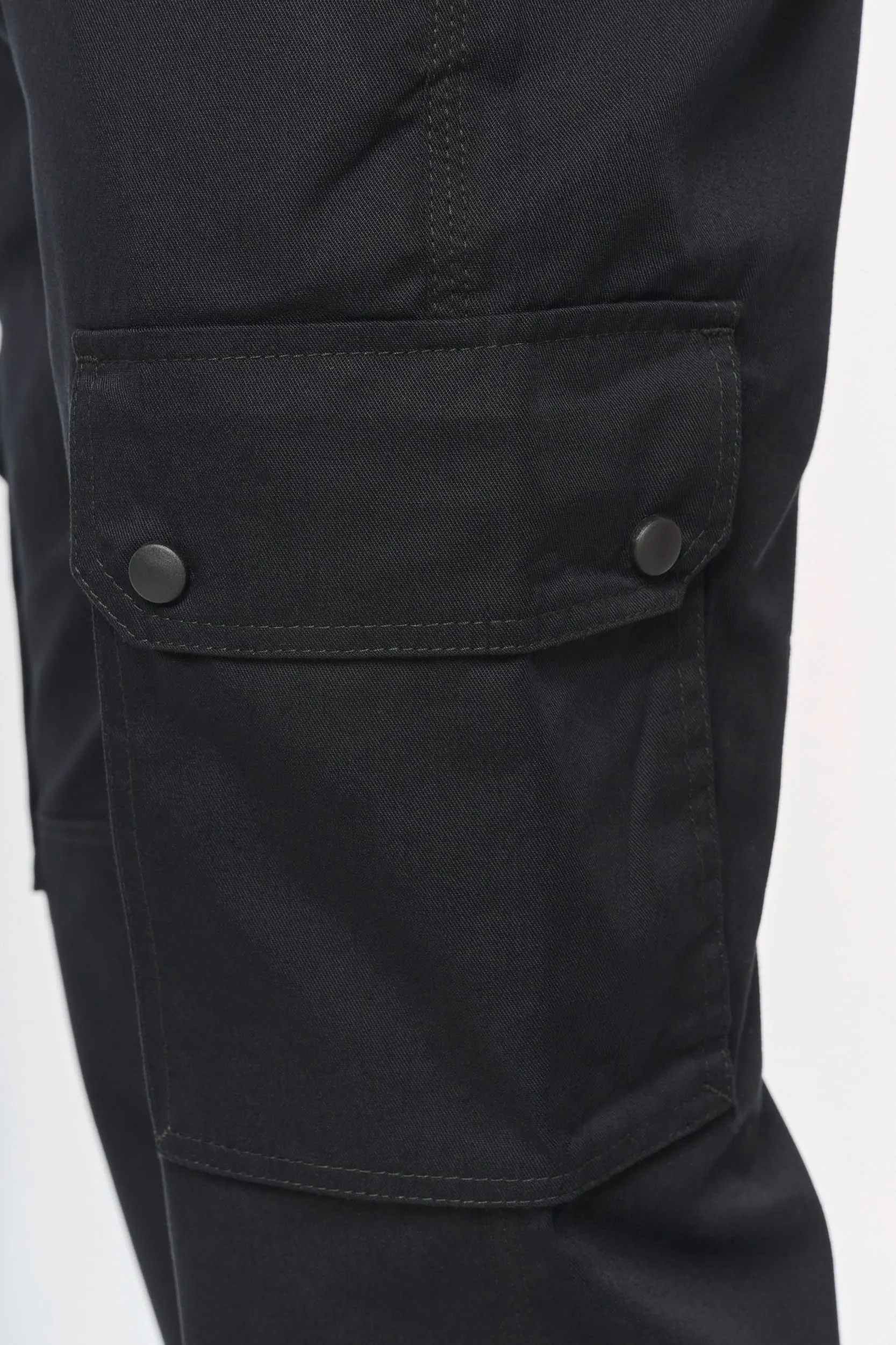 Pantalón tipo cargo unisex con bajo elástico