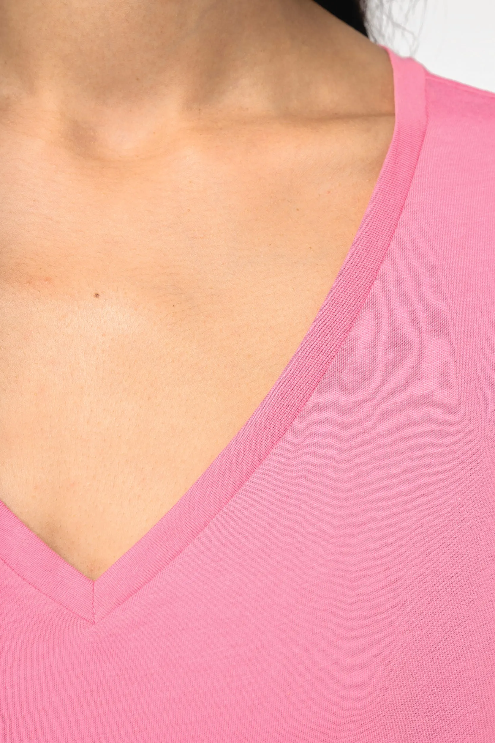 Camiseta ecorresponsable holgada con cuello de pico mujer