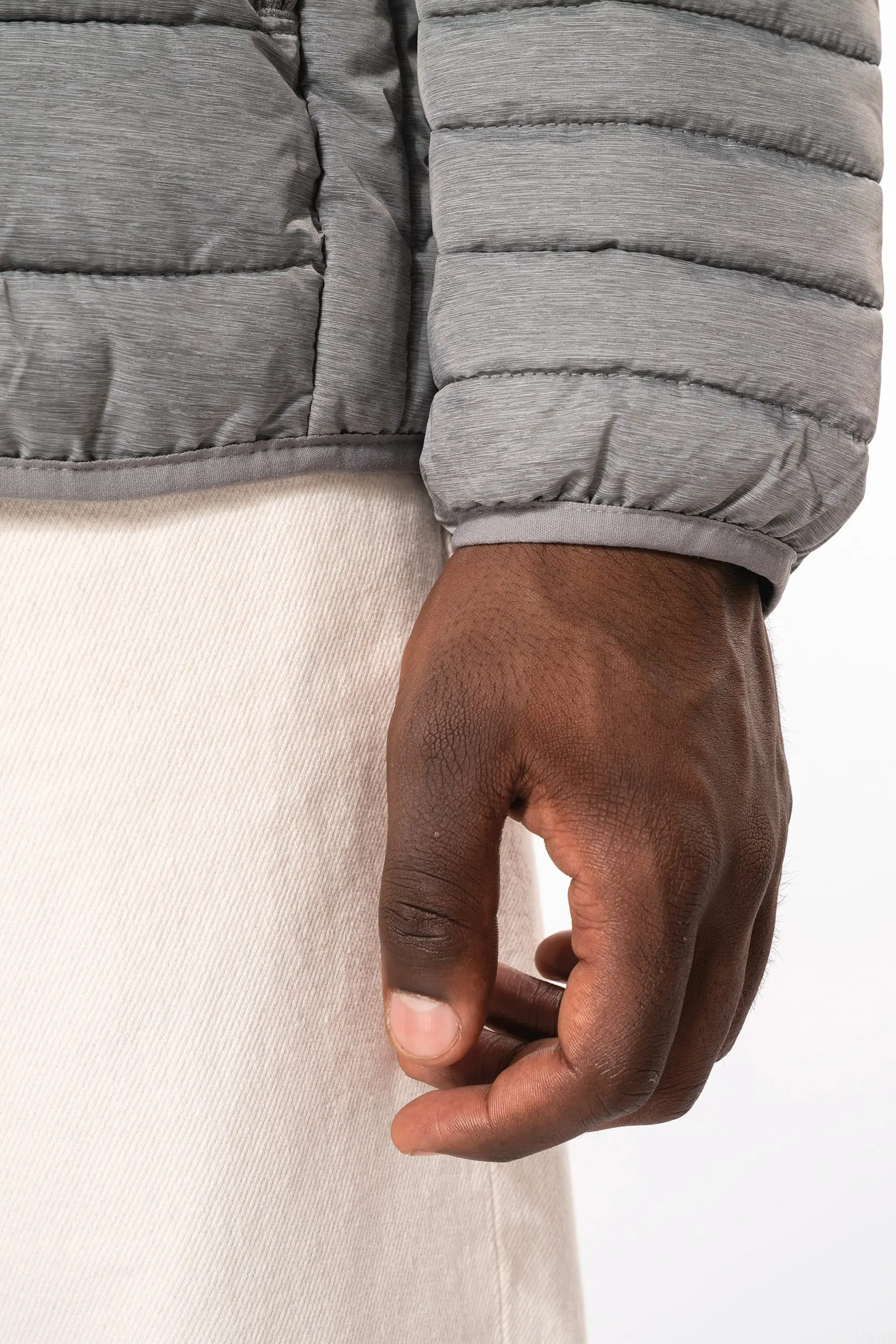 Chaqueta acolchada y ligera con capucha hombre