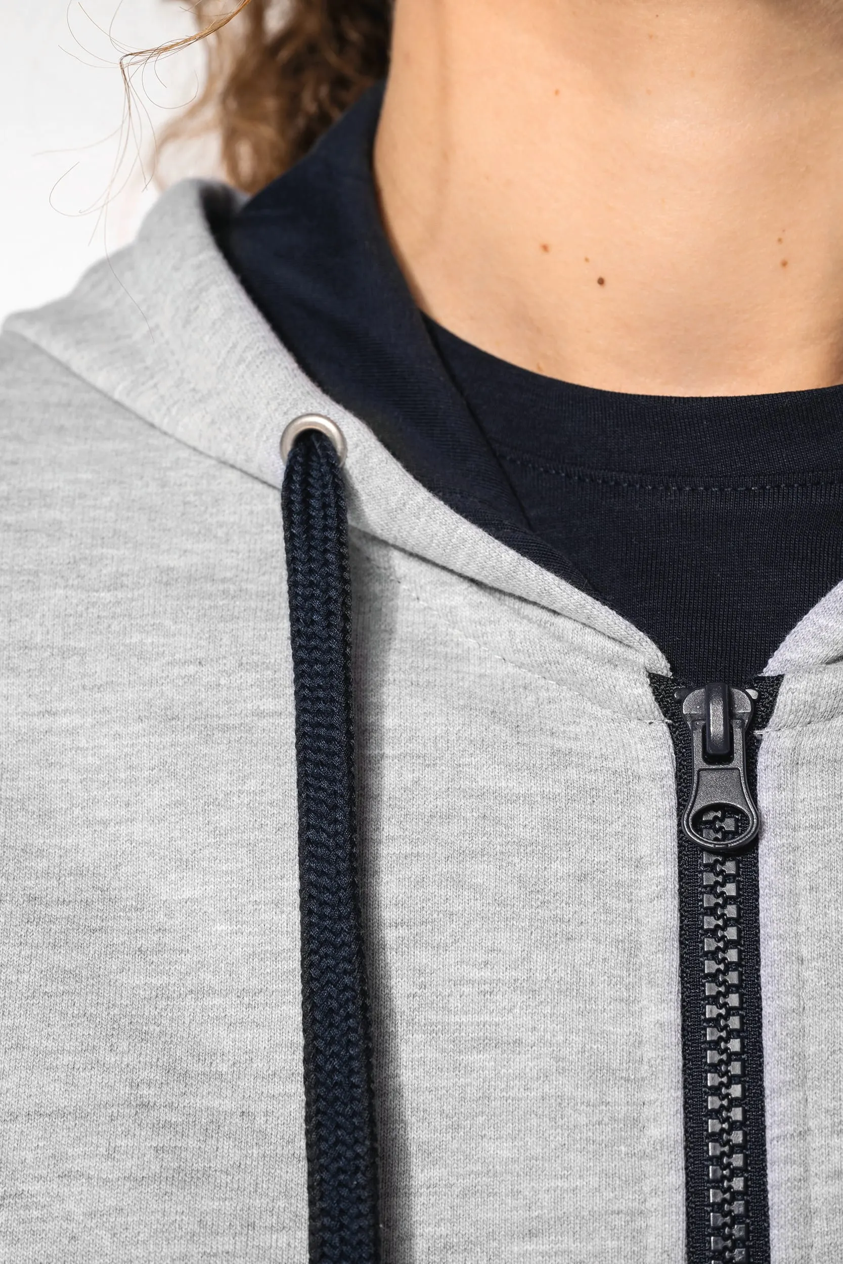 Sudadera capucha y cremallera contrastada mujer