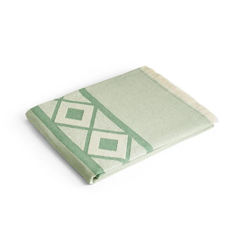 MALEK. Toalla de baño y multifuncional (350g/m²) fabricada en algodón ligero y resistente (85%) y algodón reciclado (15%)