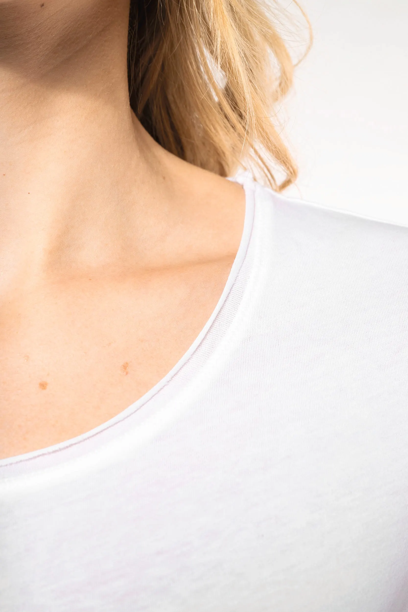 Camiseta orgánica con cuello sin costuras y manga corta mujer