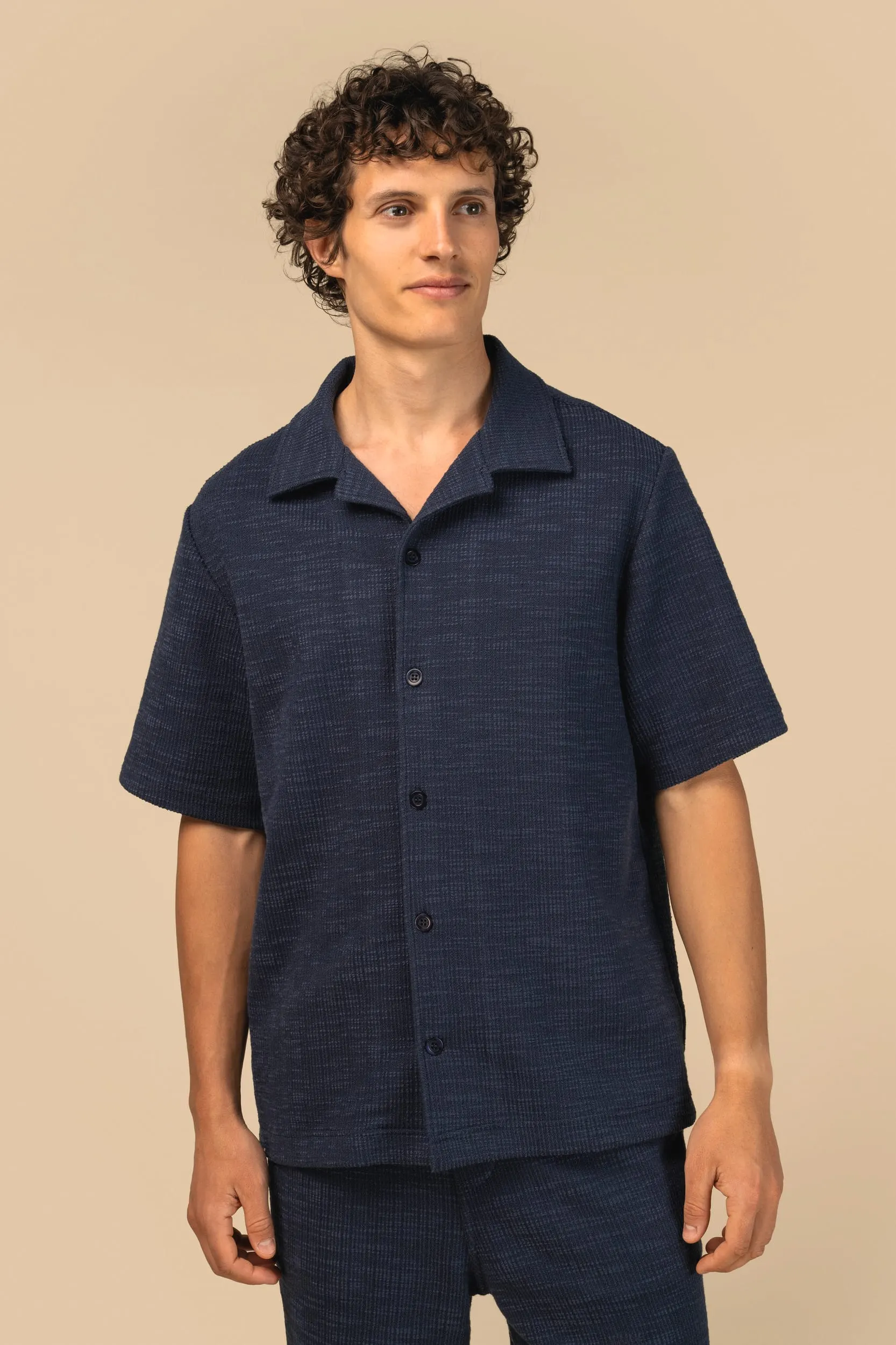 Camisa texturizada de manga corta para hombre