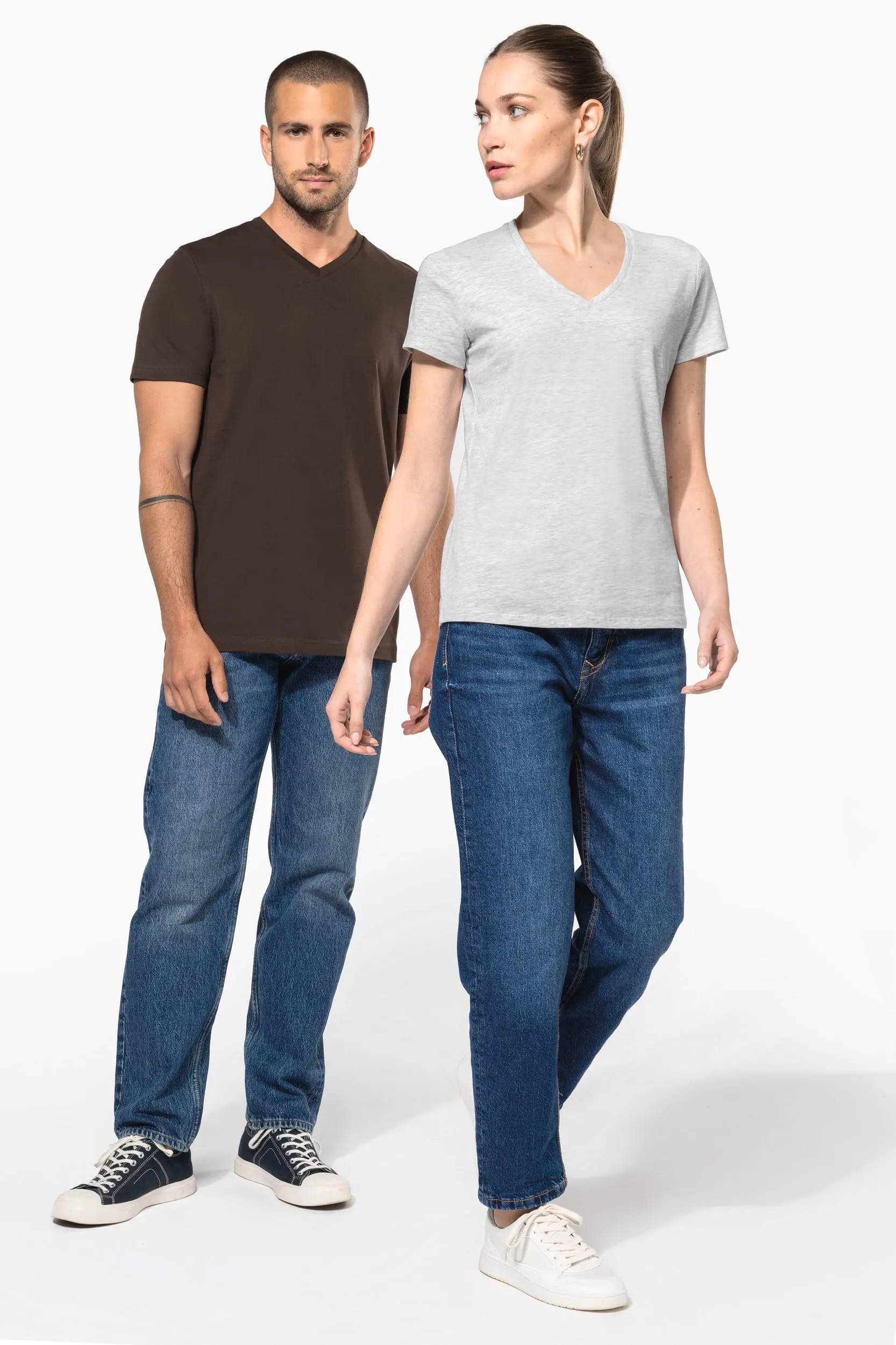 Camiseta de manga cota y cuello de pico mujer