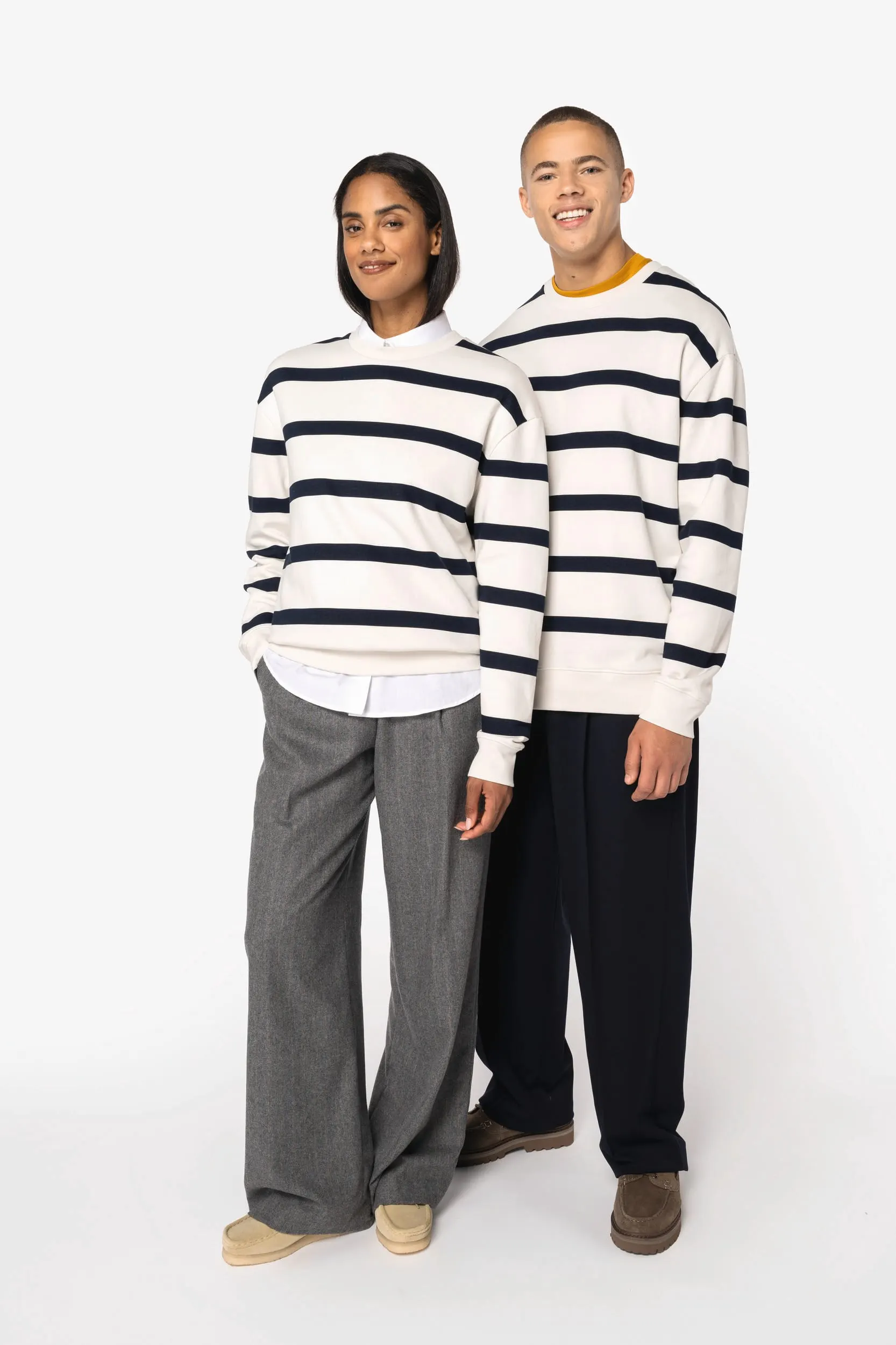 Sudadera ecorresponsable de cuello redondo a rayas y hombros caídos unisex