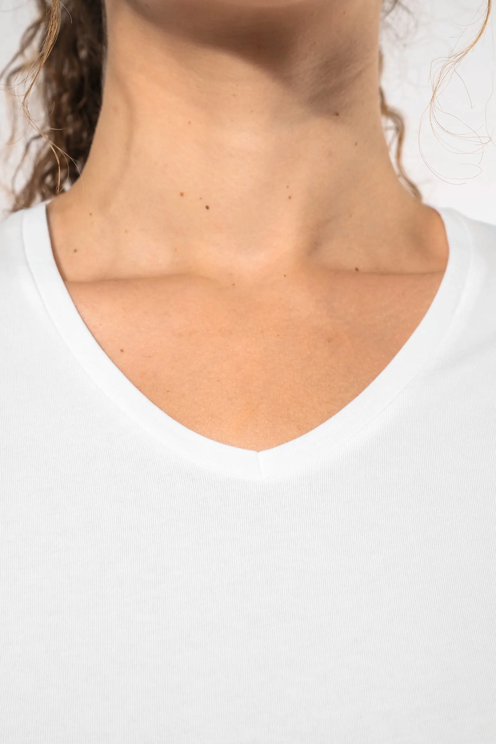 Camiseta con elastano cuello de pico mujer