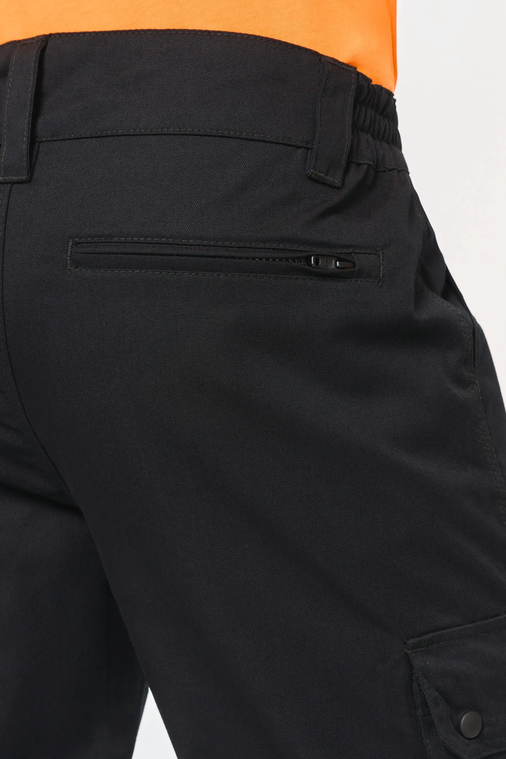 Pantalón tipo cargo unisex con bajo elástico
