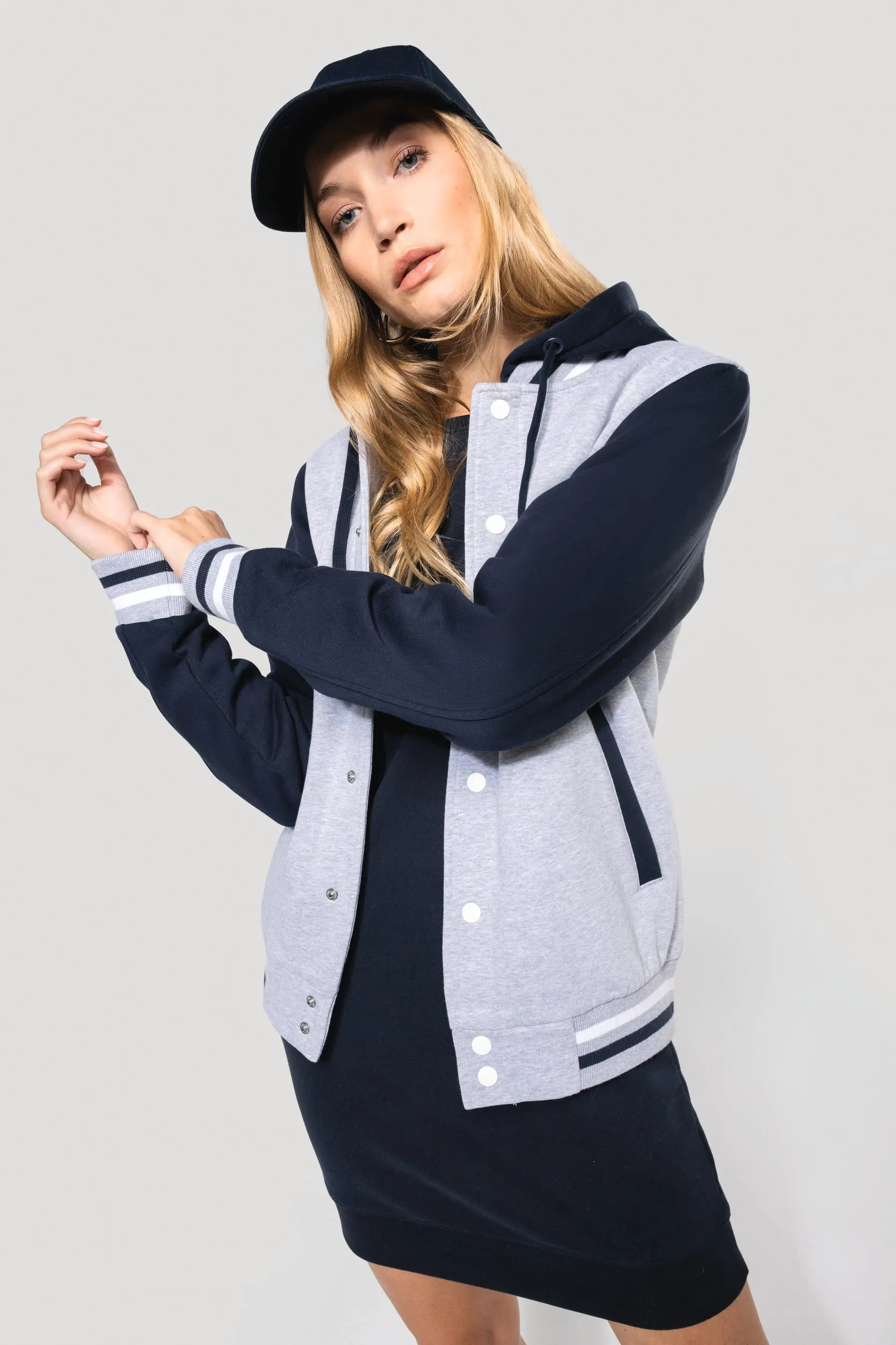 Cazadora tipo Béisbolera con capucha unisex