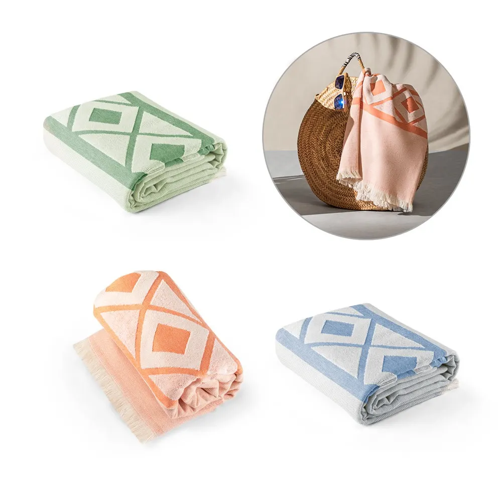 MALEK. Toalla de baño y multifuncional (350g/m²) fabricada en algodón ligero y resistente (85%) y algodón reciclado (15%)