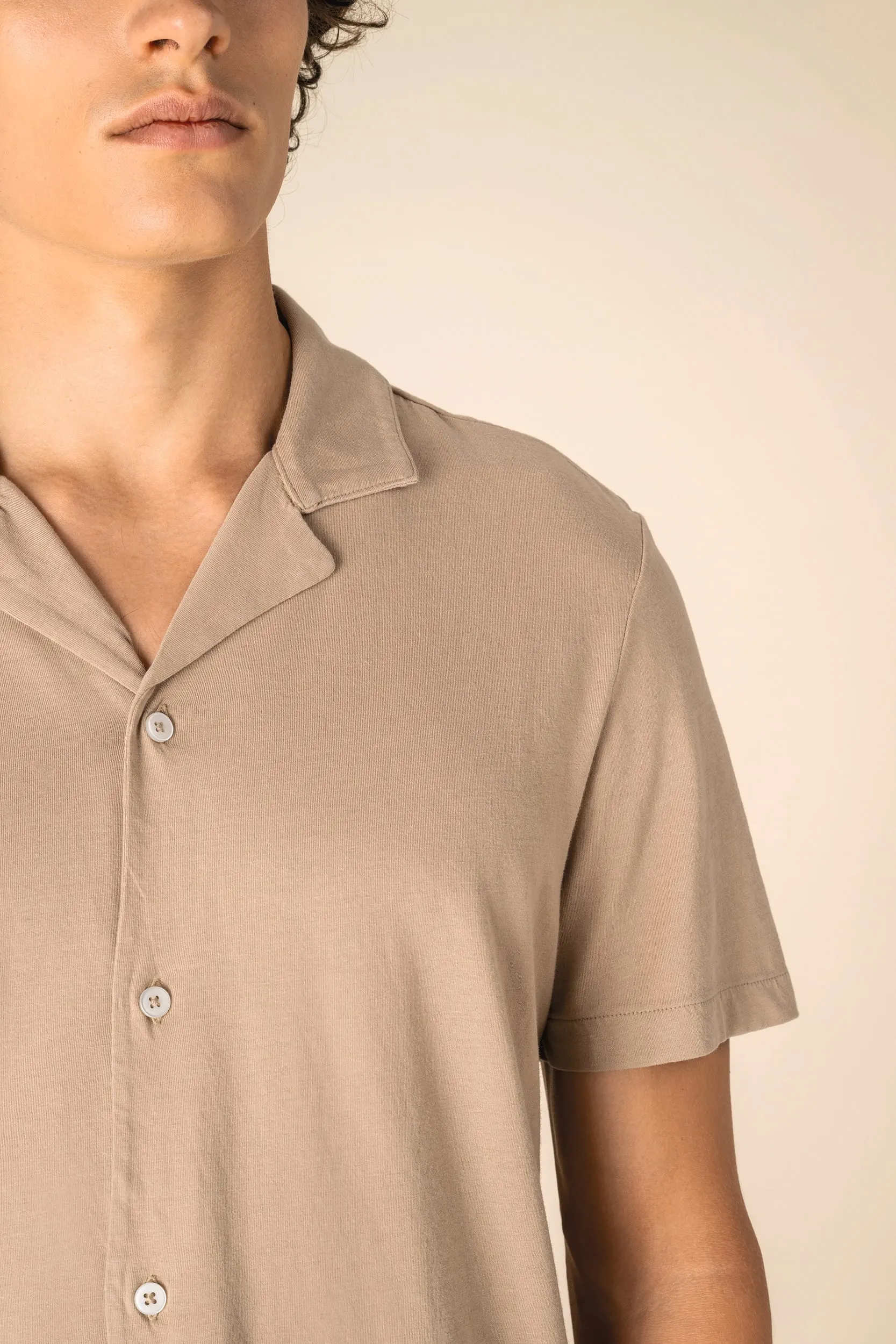 Camisa ecorresponsable efecto lavado de punto jersey manga corta con cuello bowling hombre