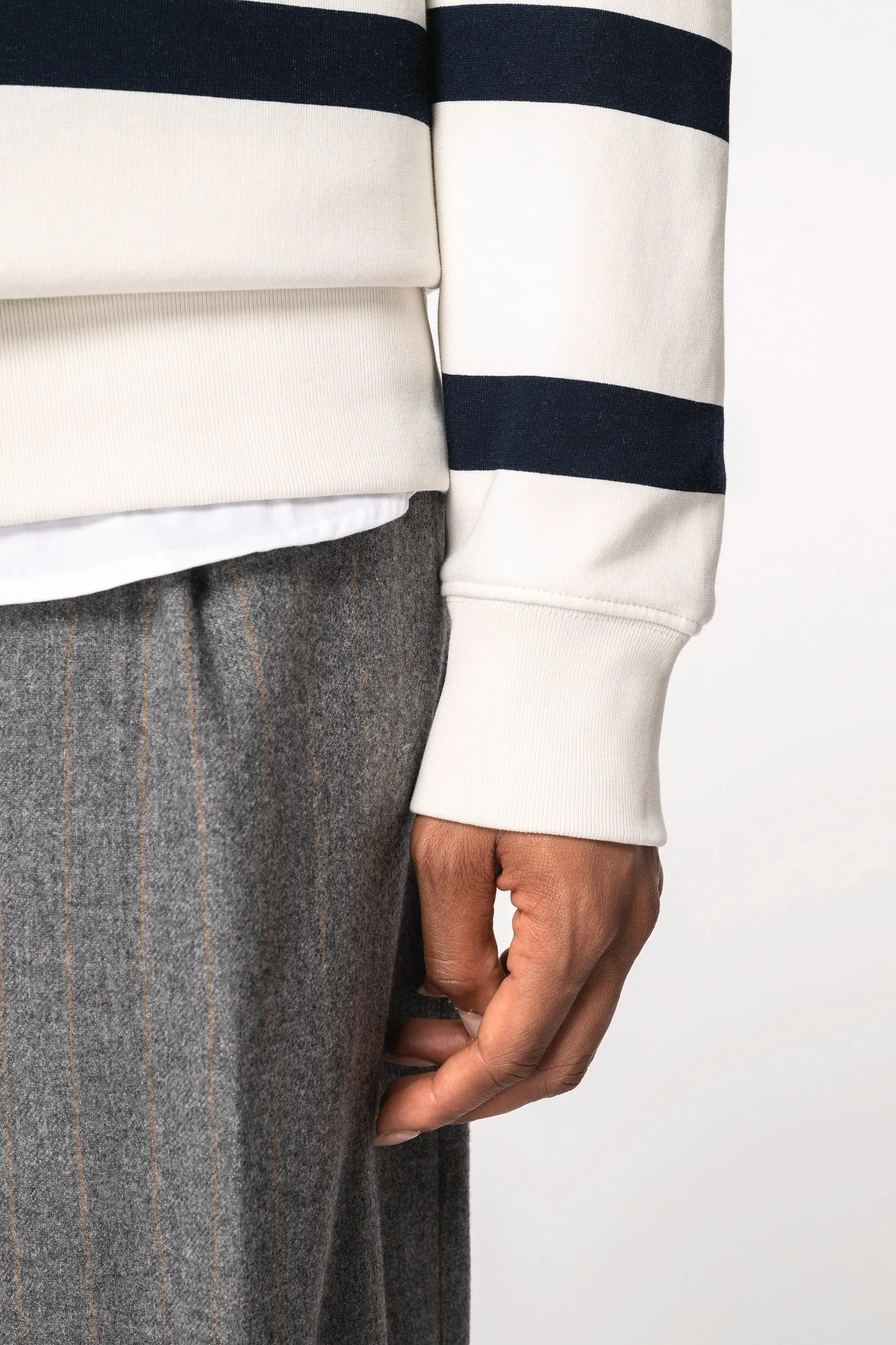 Sudadera ecorresponsable de cuello redondo a rayas y hombros caídos unisex