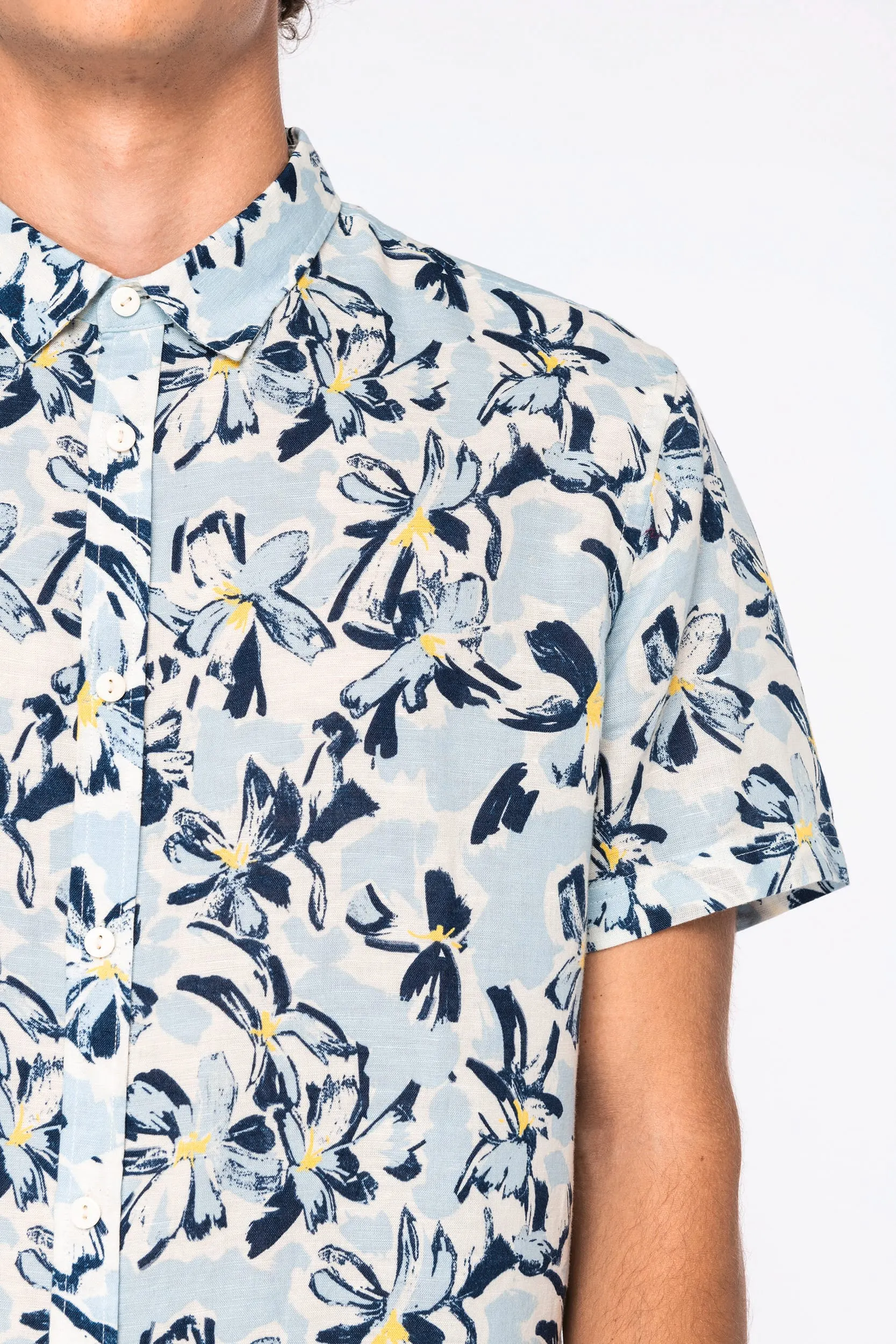 Camisa con estampado vegetal hombre