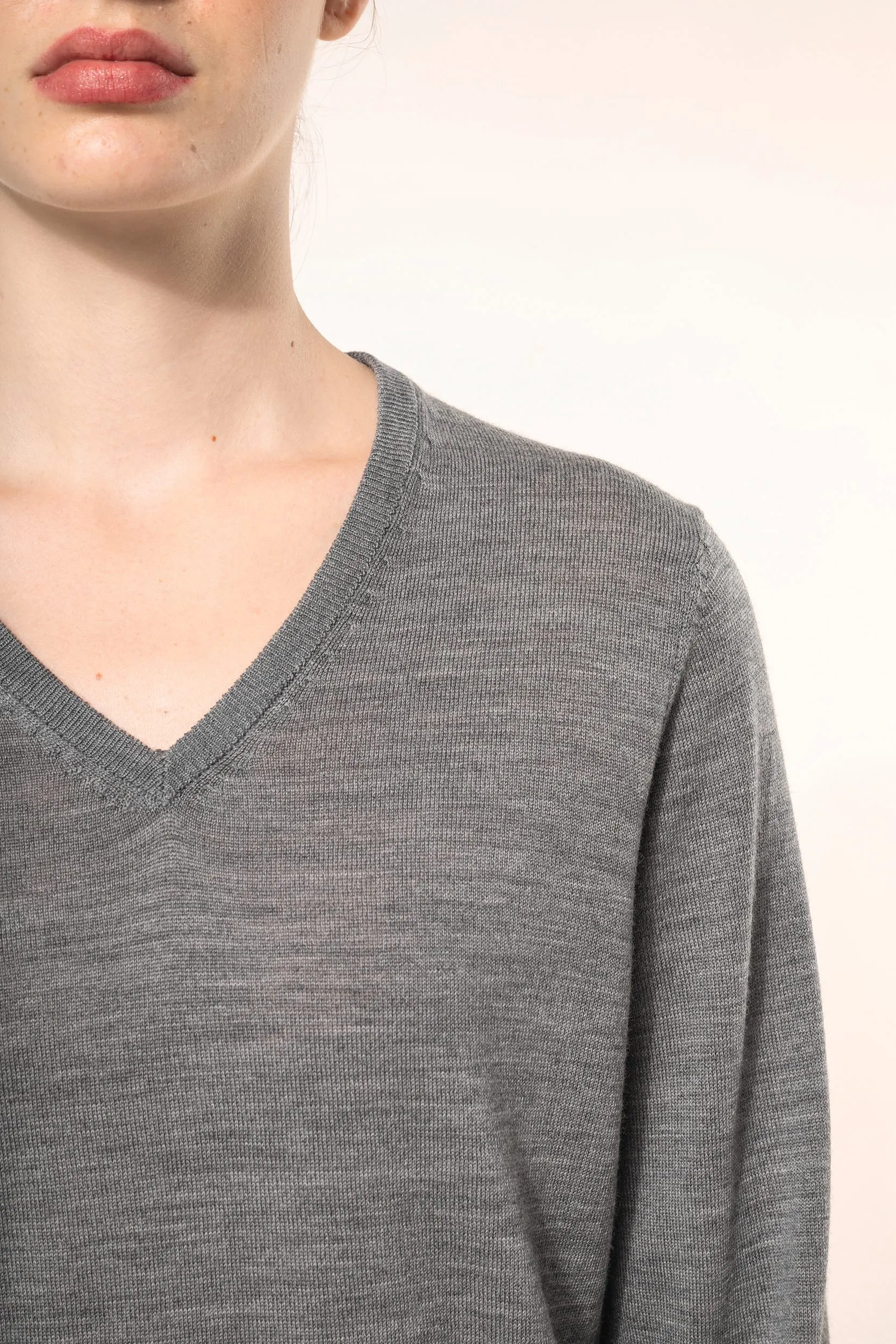 Jersey lana merina cuello de pico mujer
