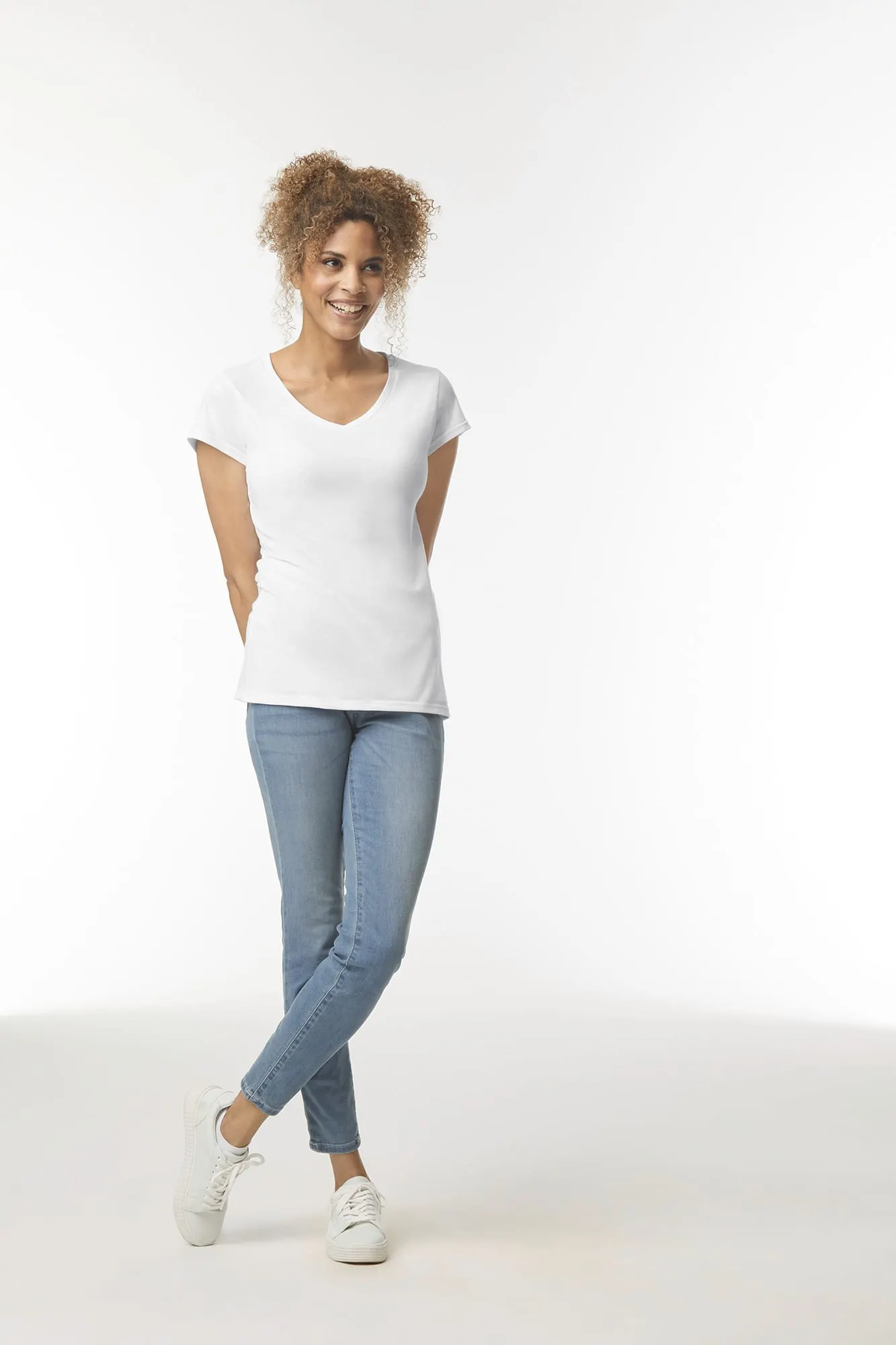 Camiseta SoftStyle cuello de pico mujer