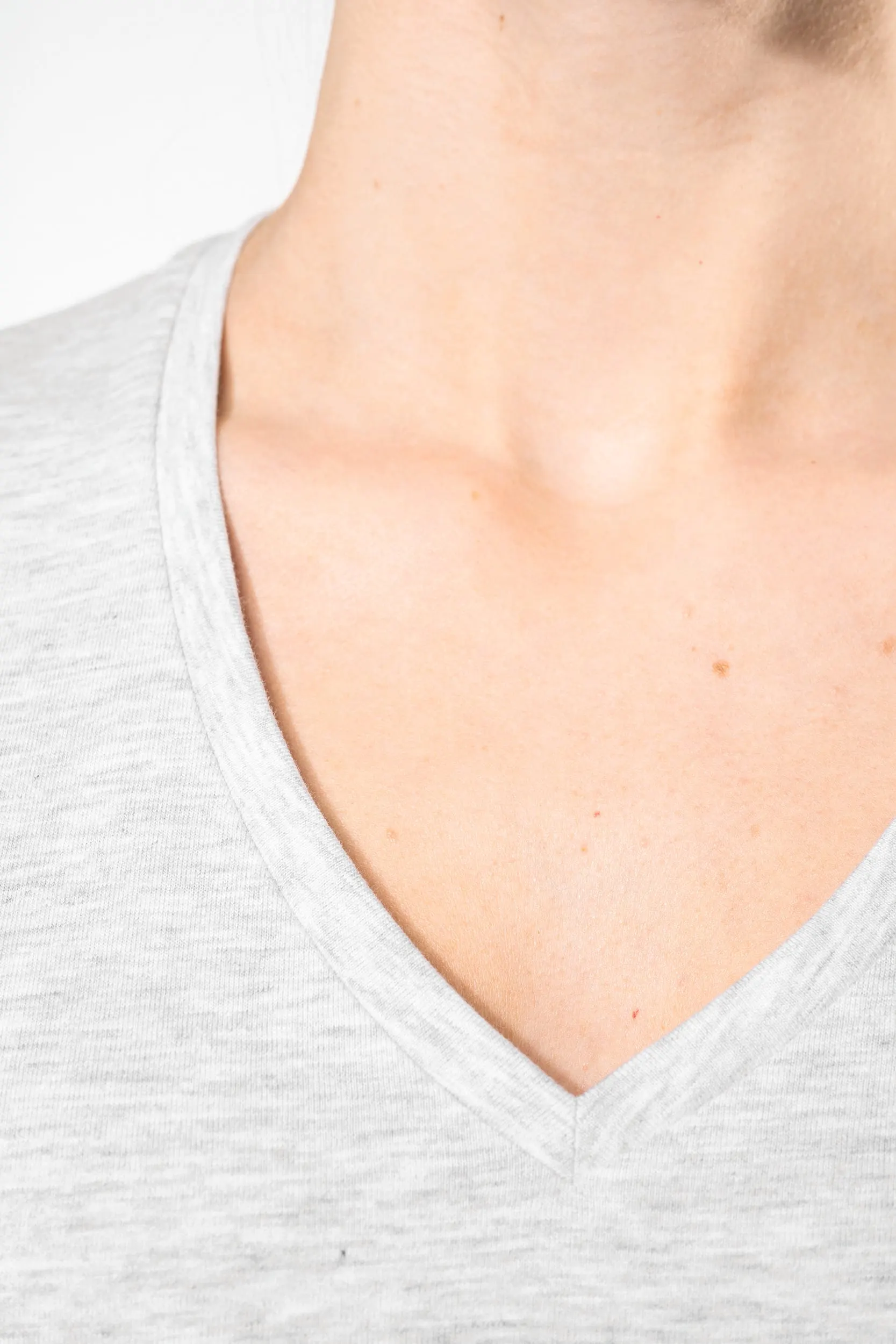 Camiseta de manga cota y cuello de pico mujer