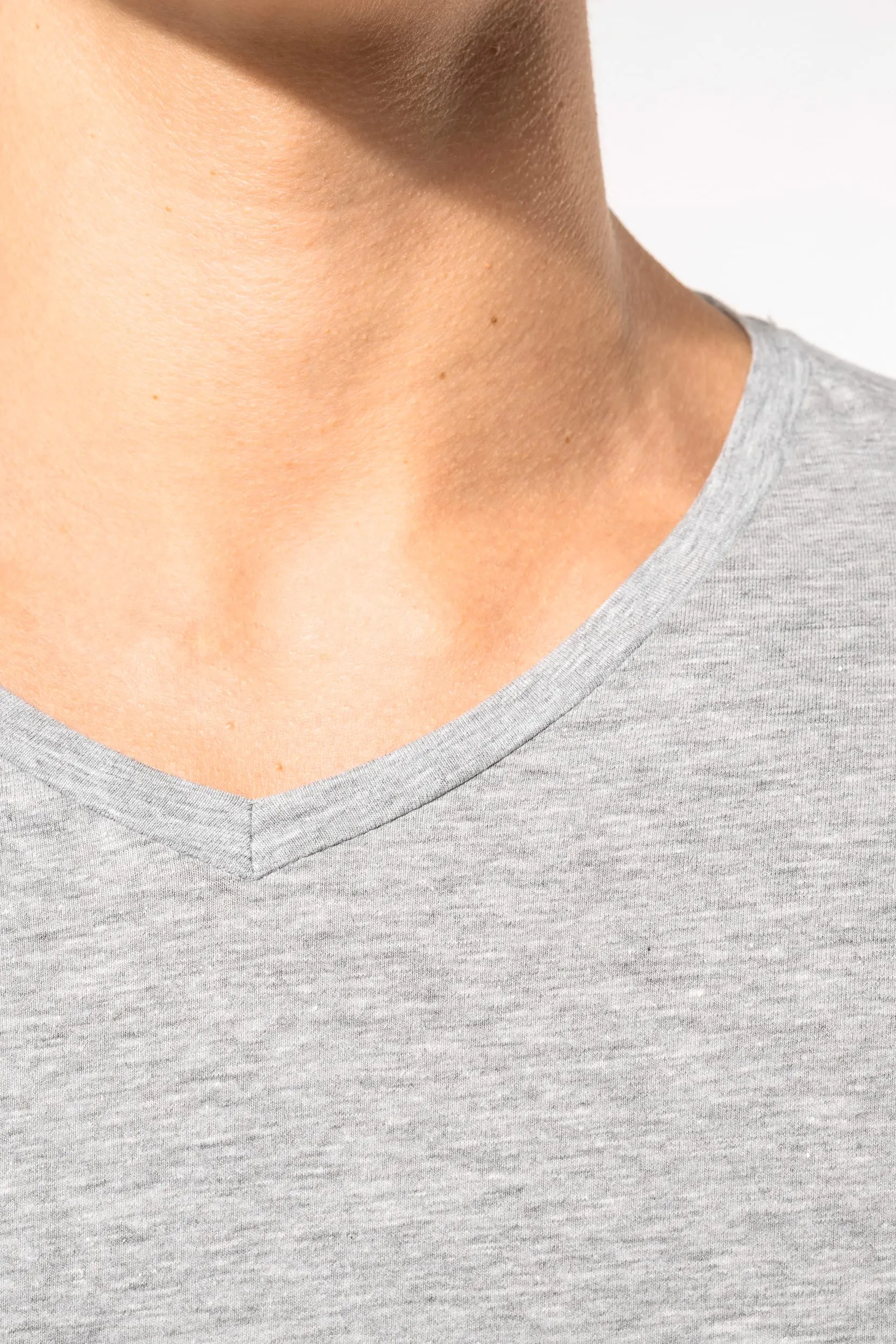Camiseta con elastano cuello de pico hombre