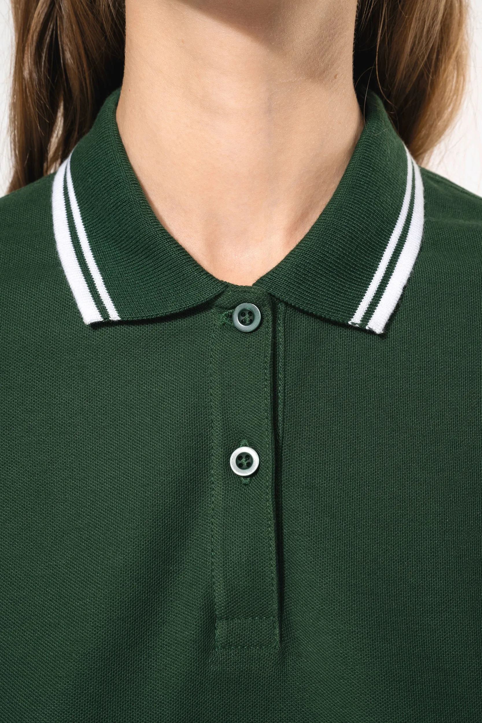 Polo manga corta con ribetes contrastados mujer