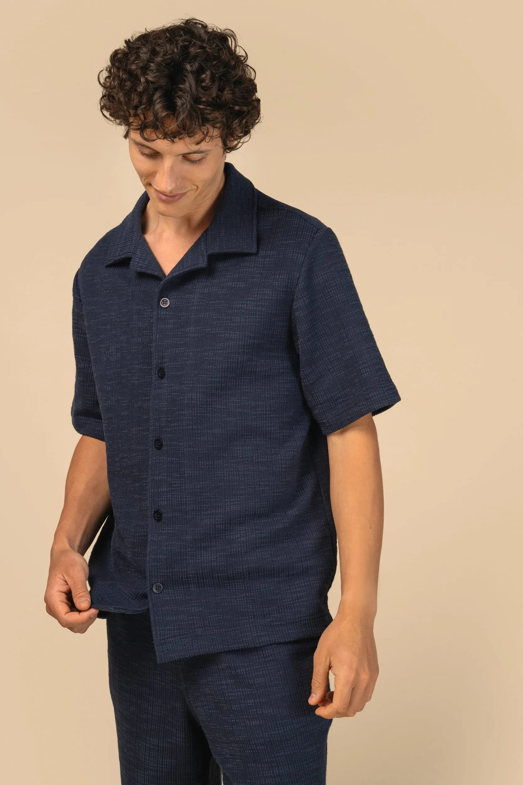 Camisa texturizada de manga corta para hombre