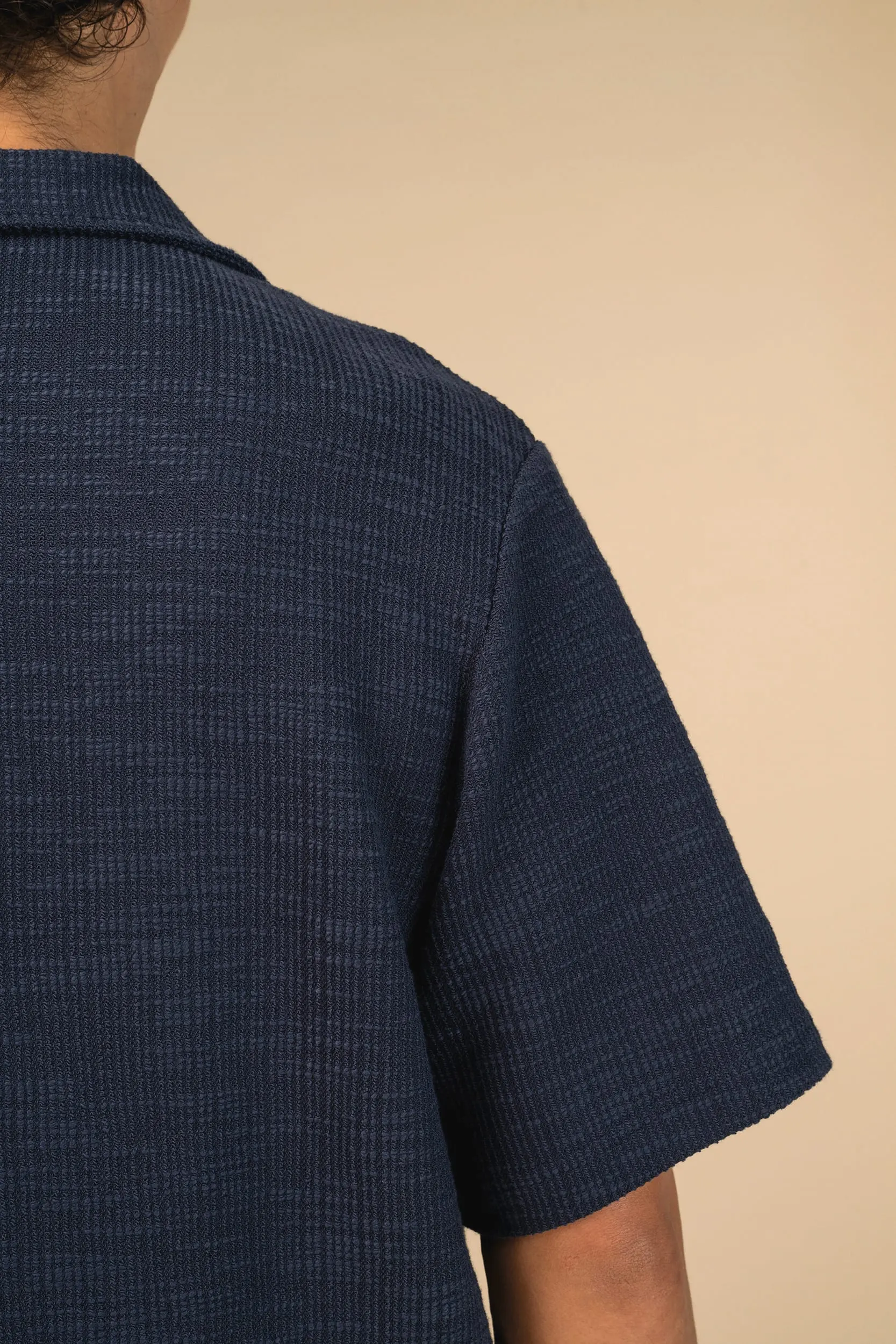 Camisa texturizada de manga corta para hombre